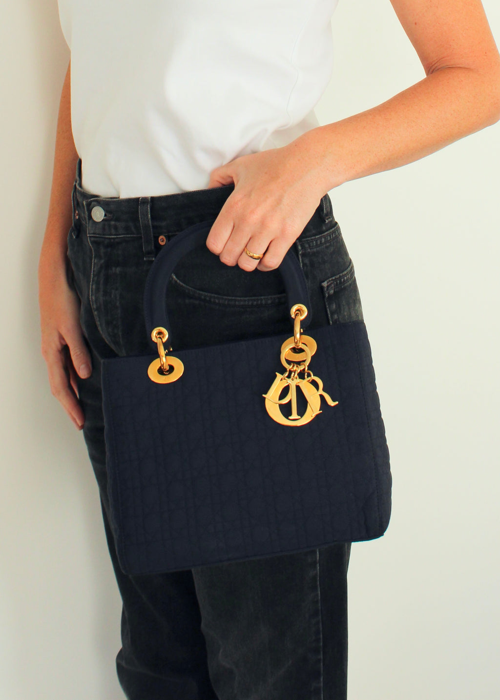 Sac à main Christian Dior Lady Dior Medium en toile bleu marine, d'occasion authentique, avec accastillage doré