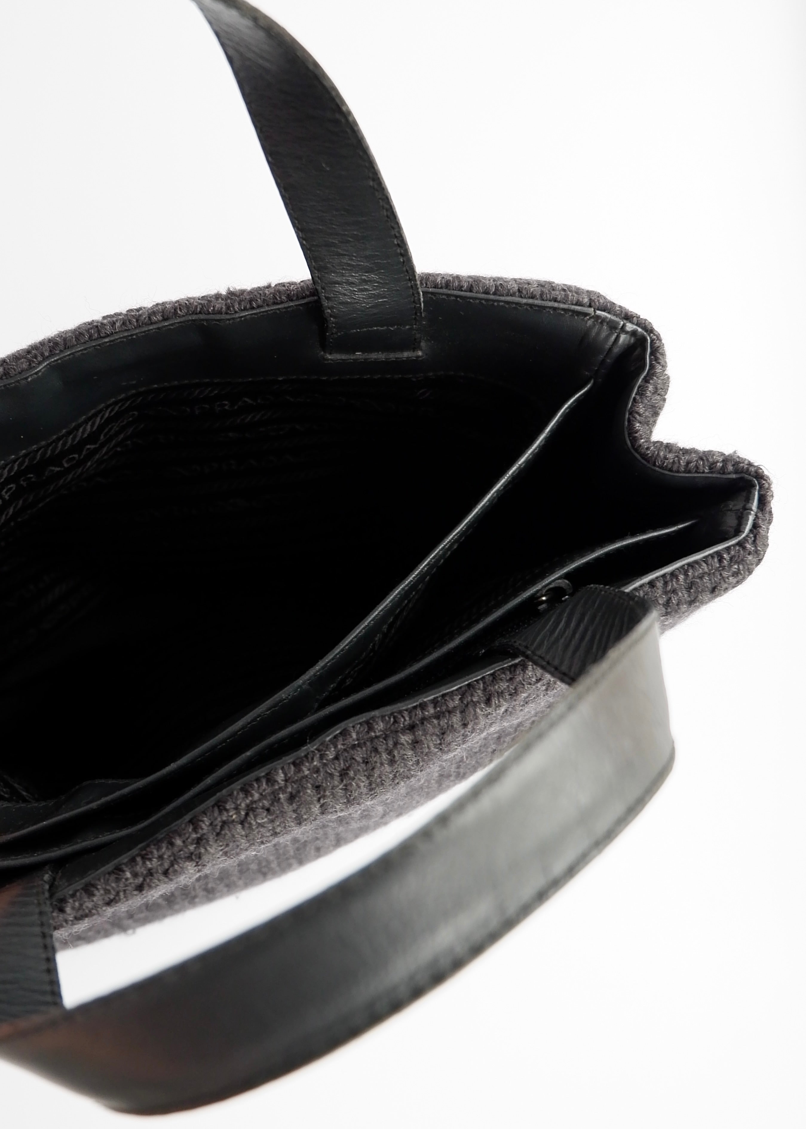 Authentique sac à main Prada en tricot et cuir noir d'occasion