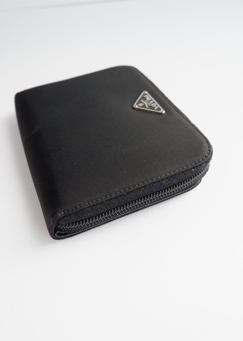 Portefeuille pliable Prada authentique en nylon noir d'occasion