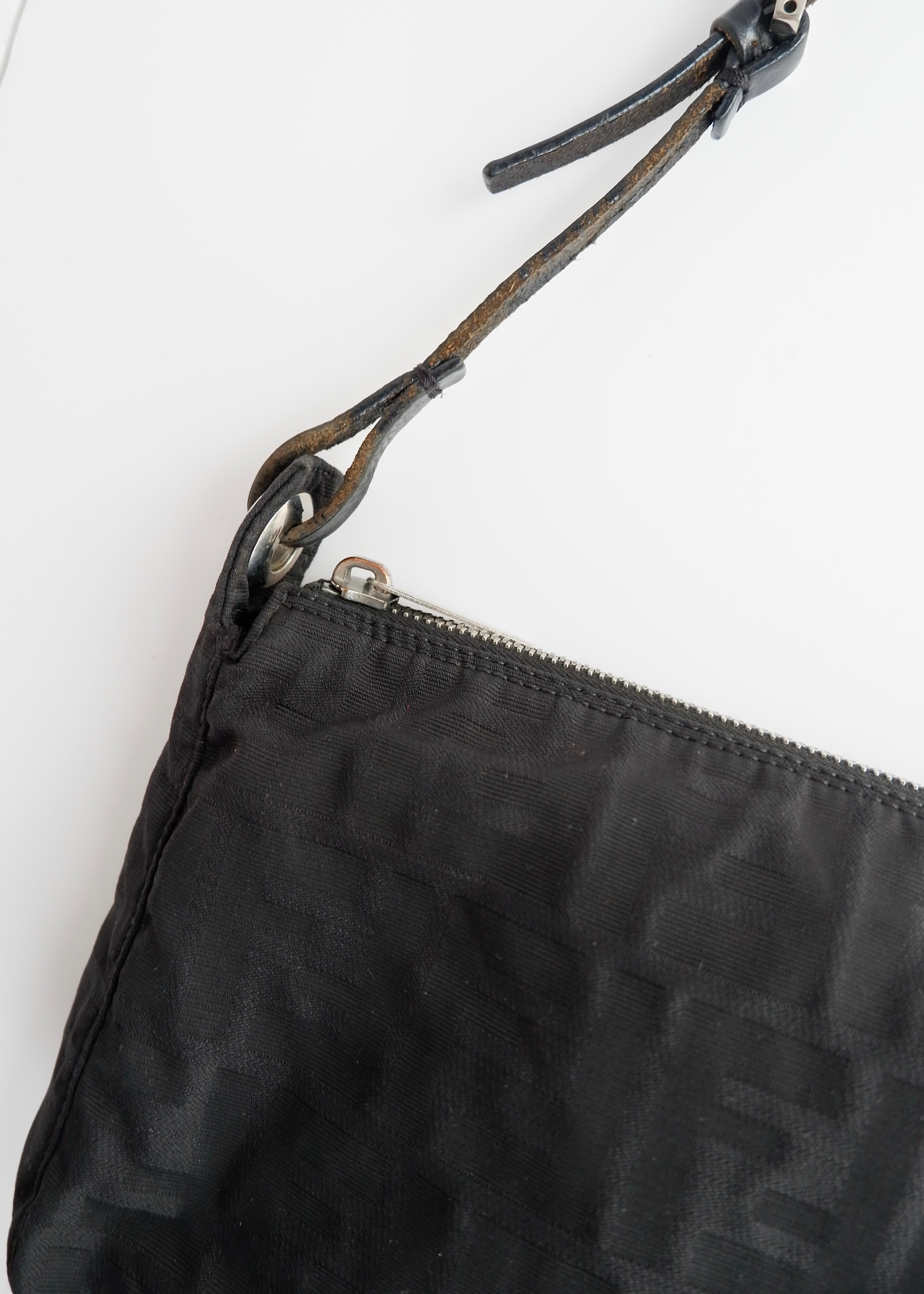 Sac bandoulière Fendi Zucca en toile noire authentique d'occasion
