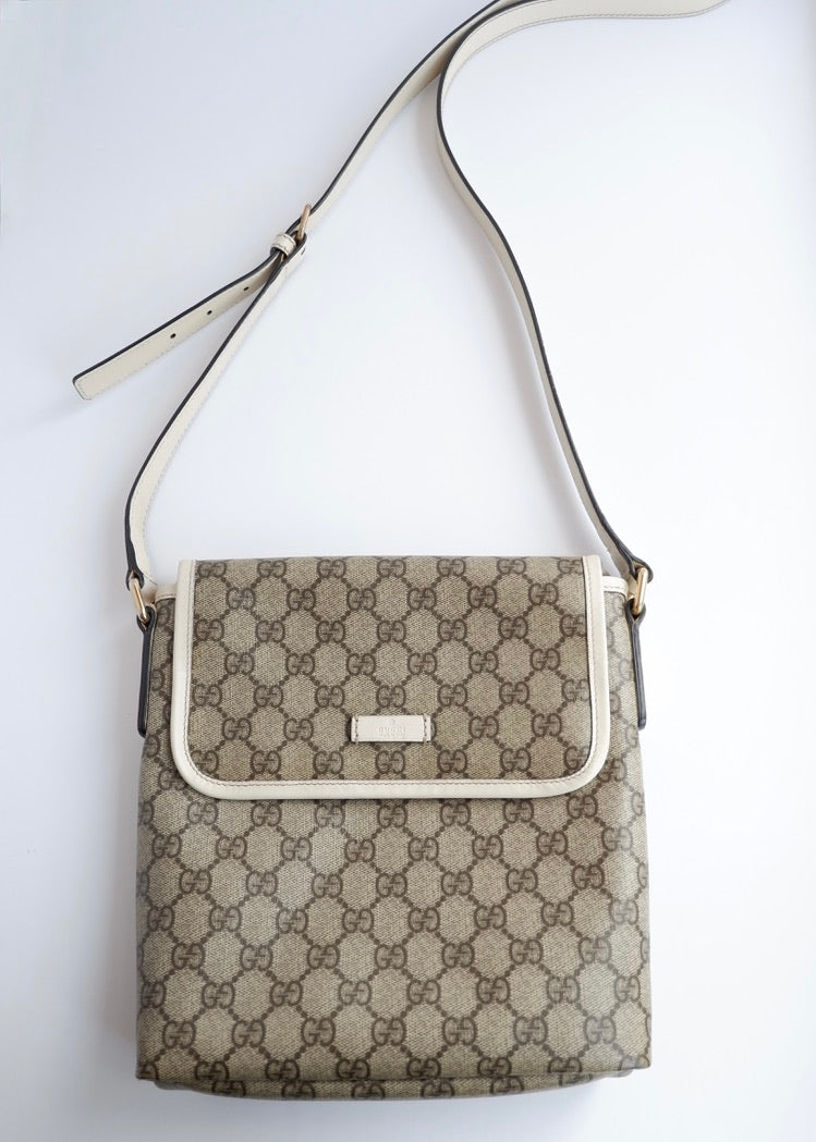 Authentique Sac bandoulière Gucci en toile GG blanche d'occasion