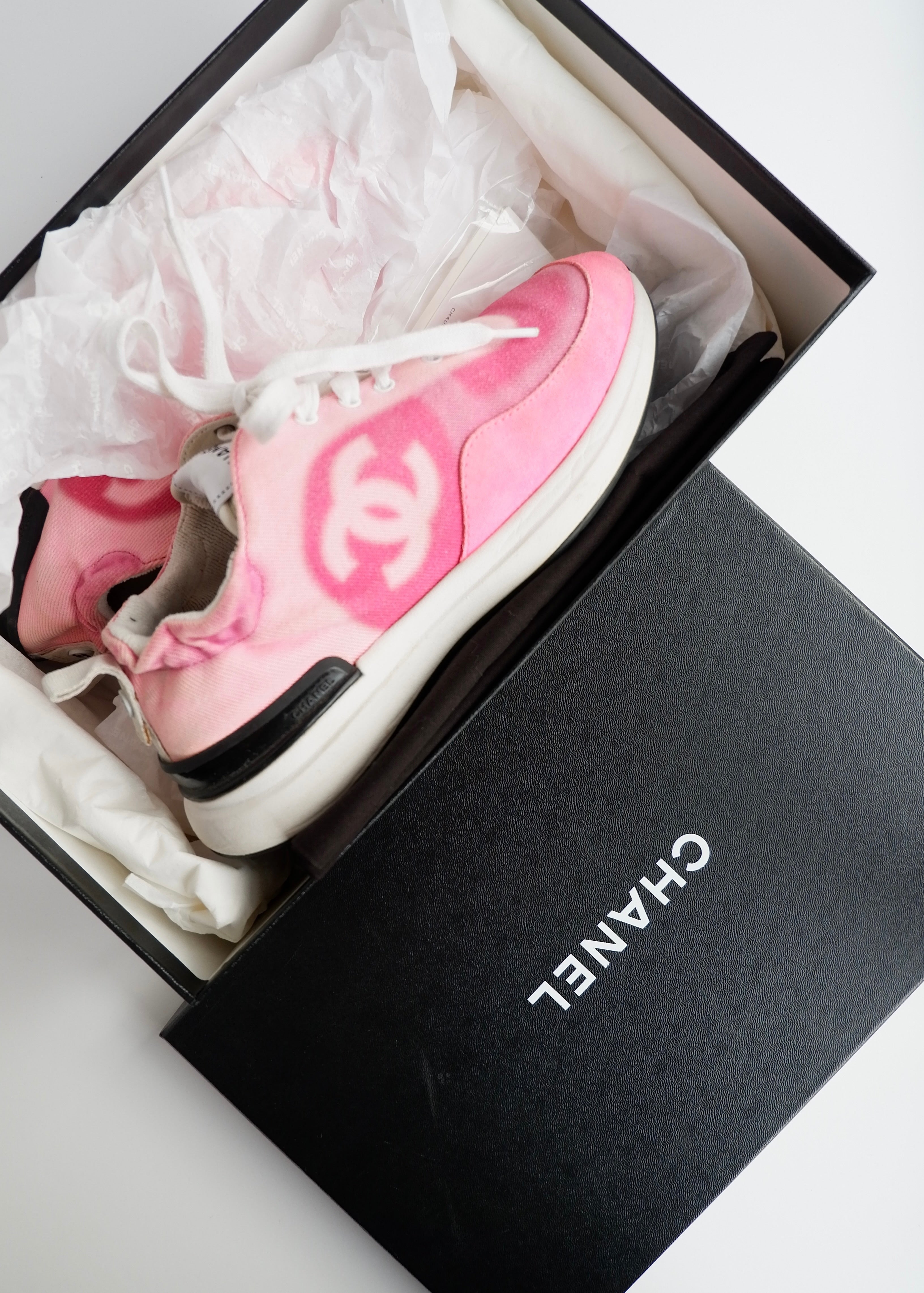 Baskets basses Chanel authentiques d'occasion en tissu/daim rose avec logo CC - 37