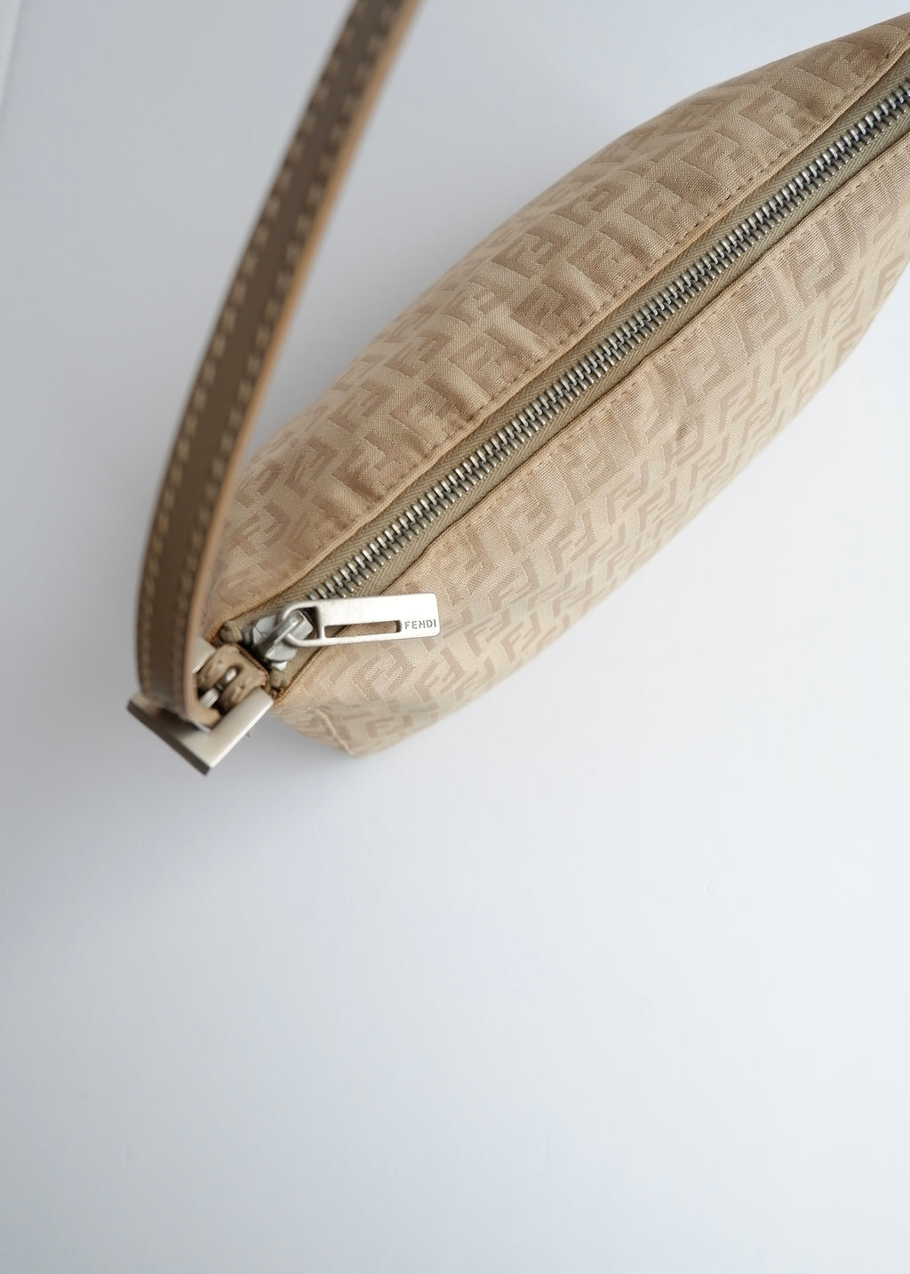 Authentique sac porté épaule Fendi Zucchino Pochette beige d'occasion