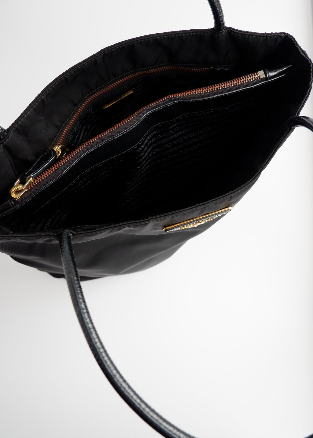 Authentique sac bandoulière Prada en nylon et cuir noir, d'occasion