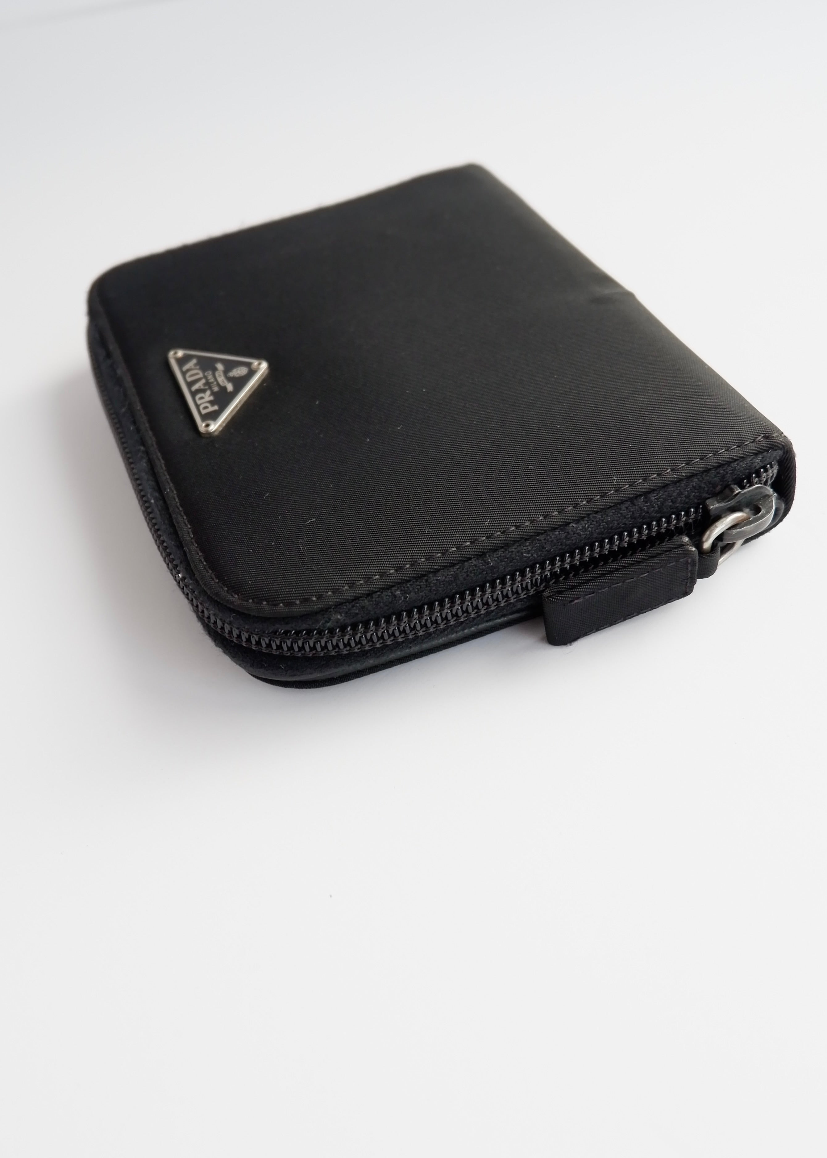 Portefeuille pliable Prada authentique en nylon noir d'occasion