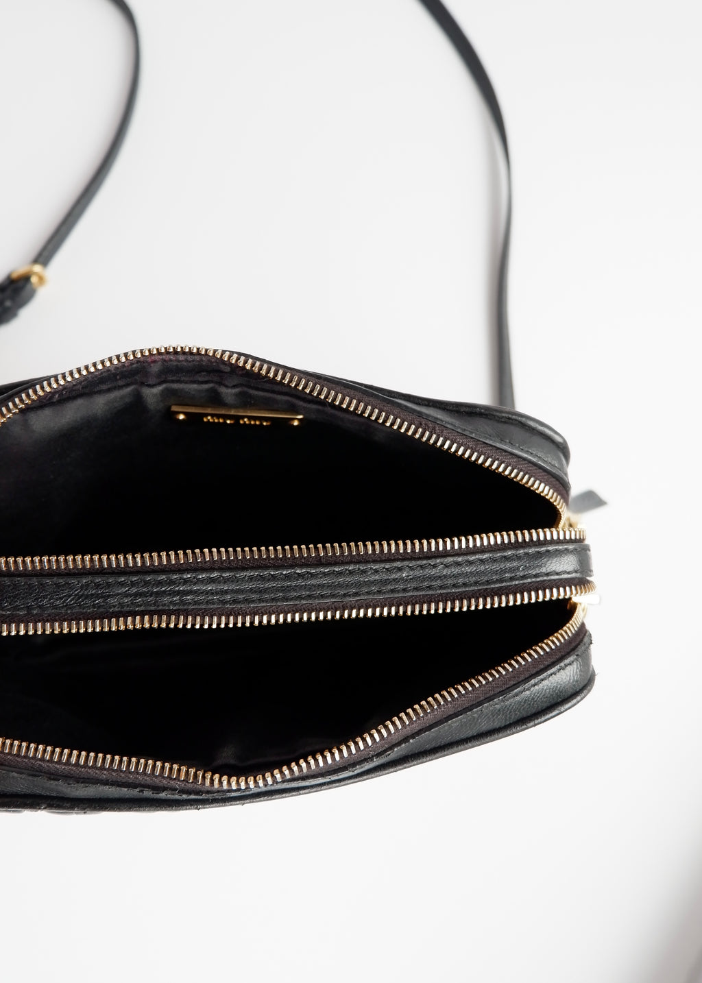Sac bandoulière Miu Miu en cuir noir authentique d'occasion