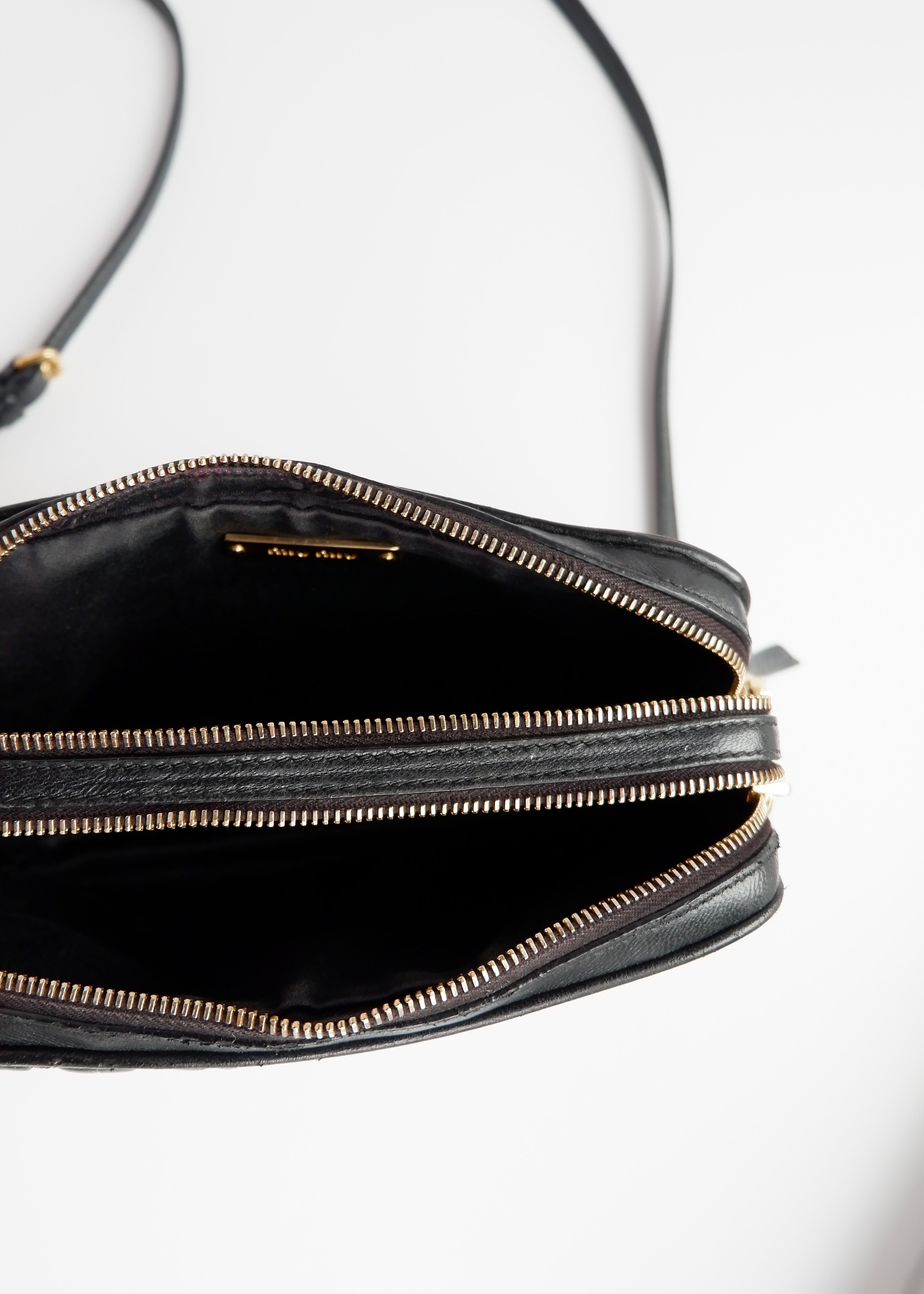 Sac bandoulière Miu Miu en cuir noir authentique d'occasion