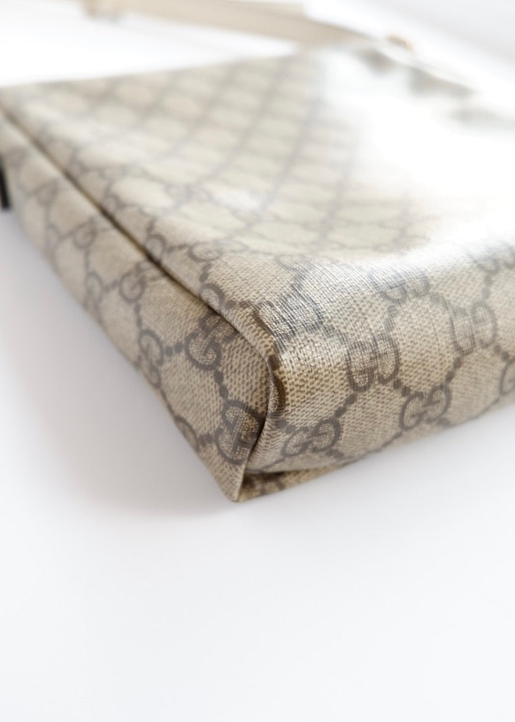 Authentique Sac bandoulière Gucci en toile GG blanche d'occasion