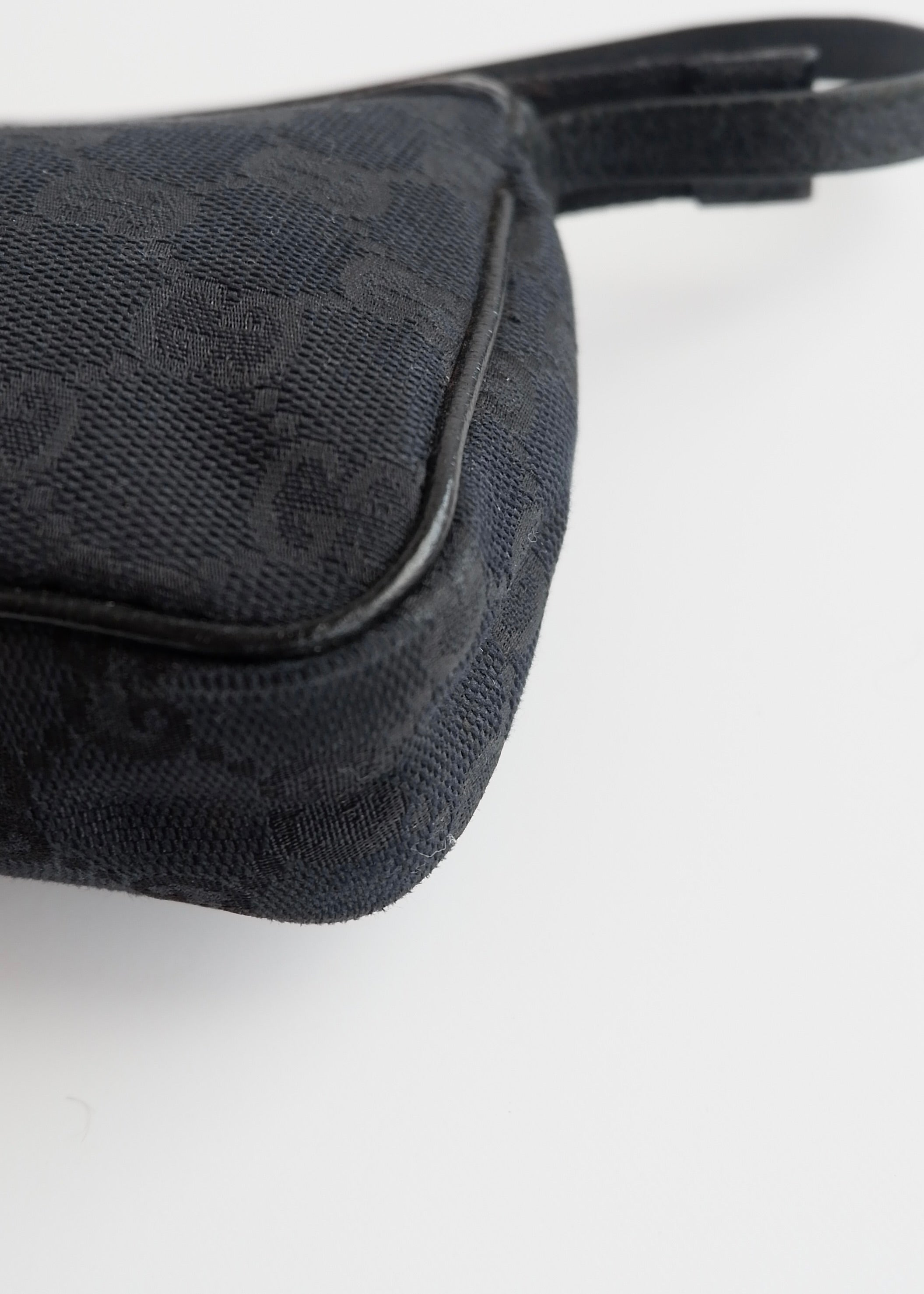 Authentique Sac Micro à Bandoulière Gucci en Toile GG Noire avec Breloque Dorée d'occasion