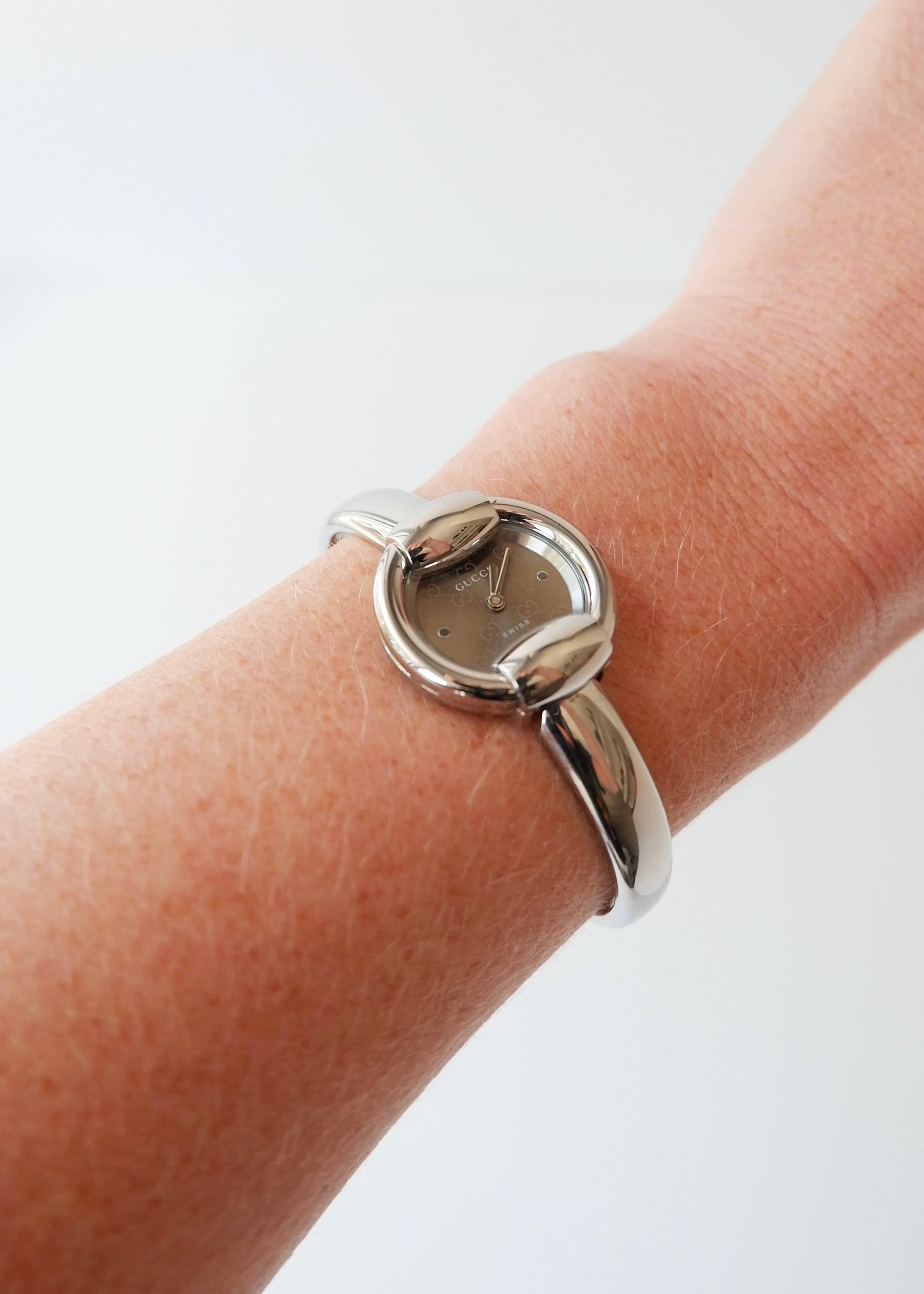 Preowned Gucci Silver Thin Band Circle Face Stainless Steel Watch