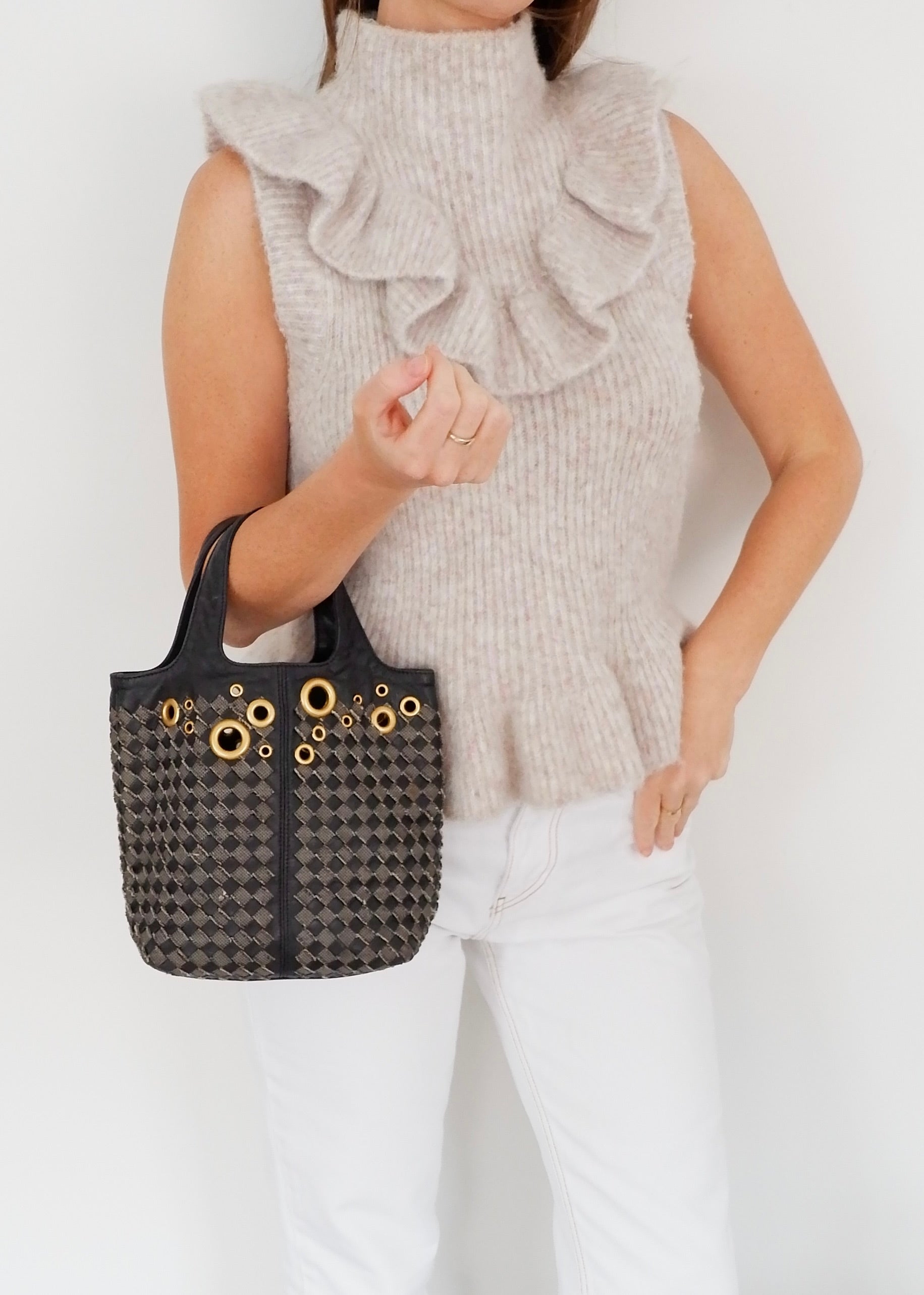 Sac à main Bottega Veneta Intrecciato en cuir noir clouté/riveté doré, authentique et d'occasion.
