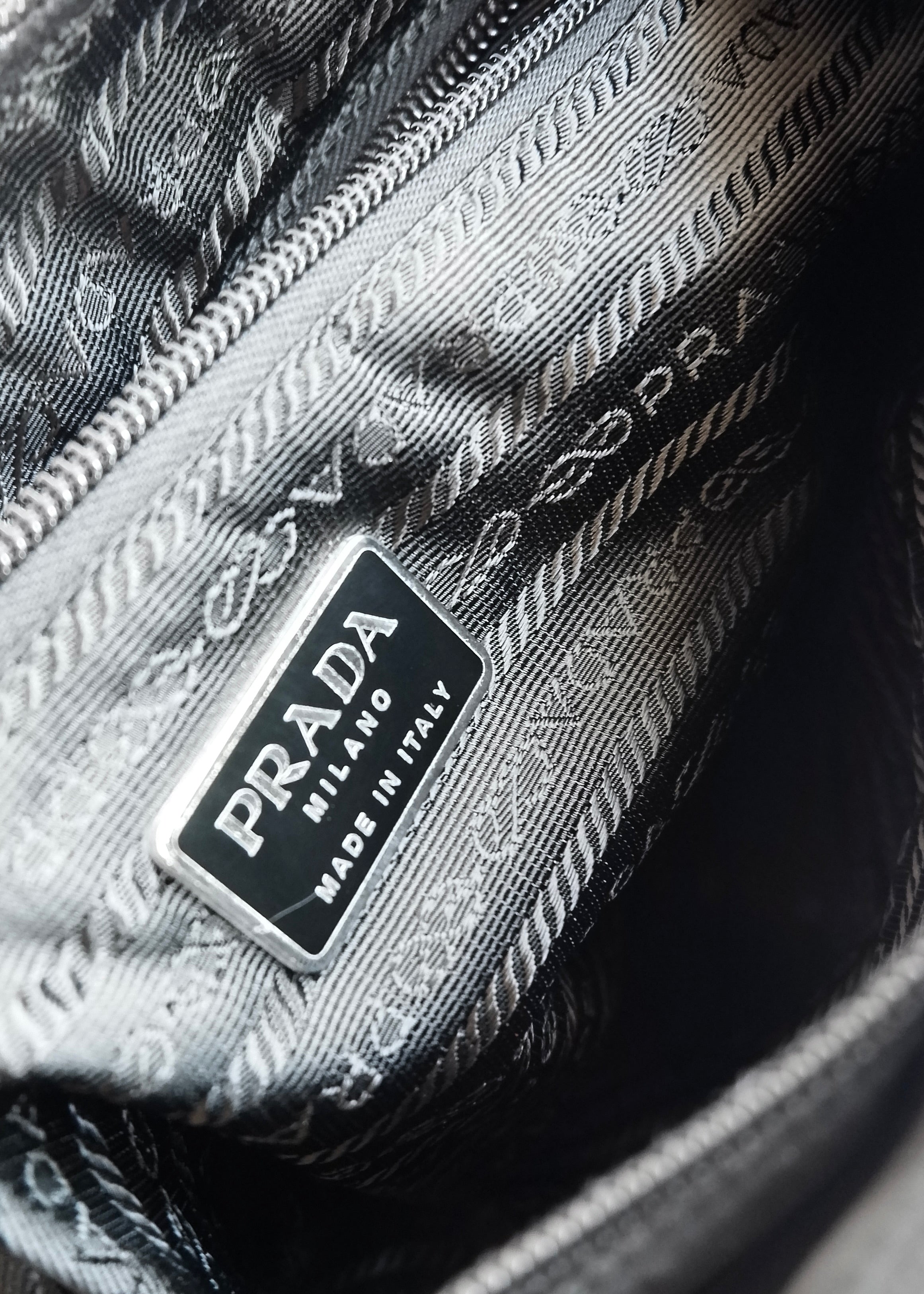 Sac cabas Prada authentique d'occasion en nylon noir à longue bandoulière