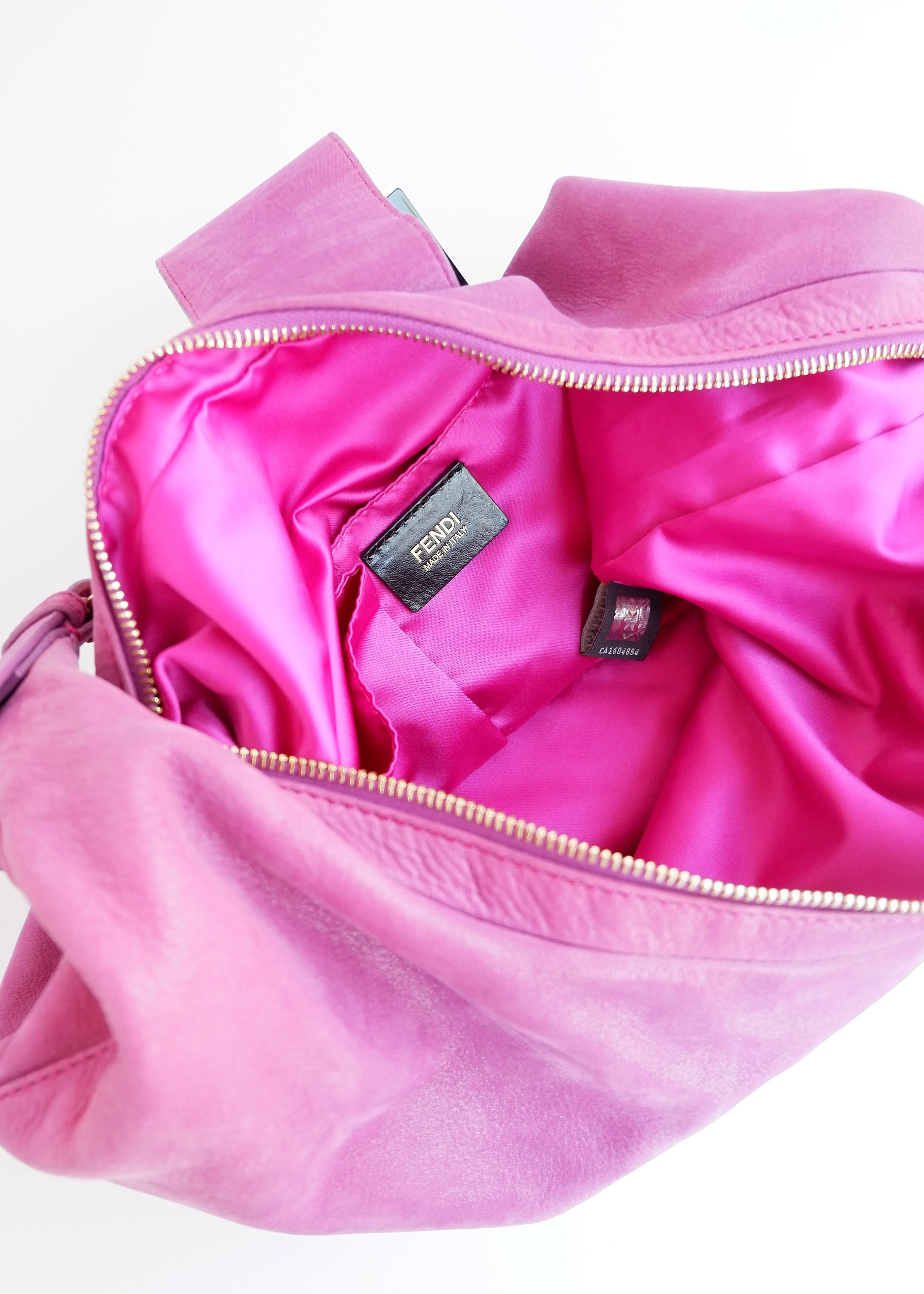 Authentique sac porté épaule Fendi hobo en daim magenta d'occasion