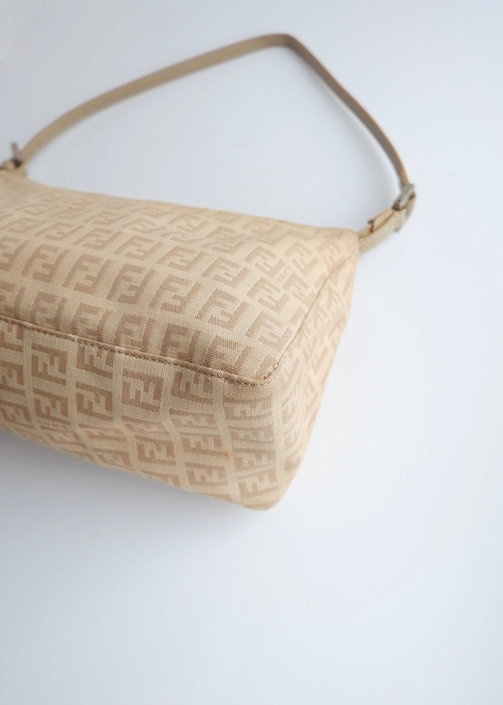 Authentique sac porté épaule Fendi Zucchino Pochette beige d'occasion
