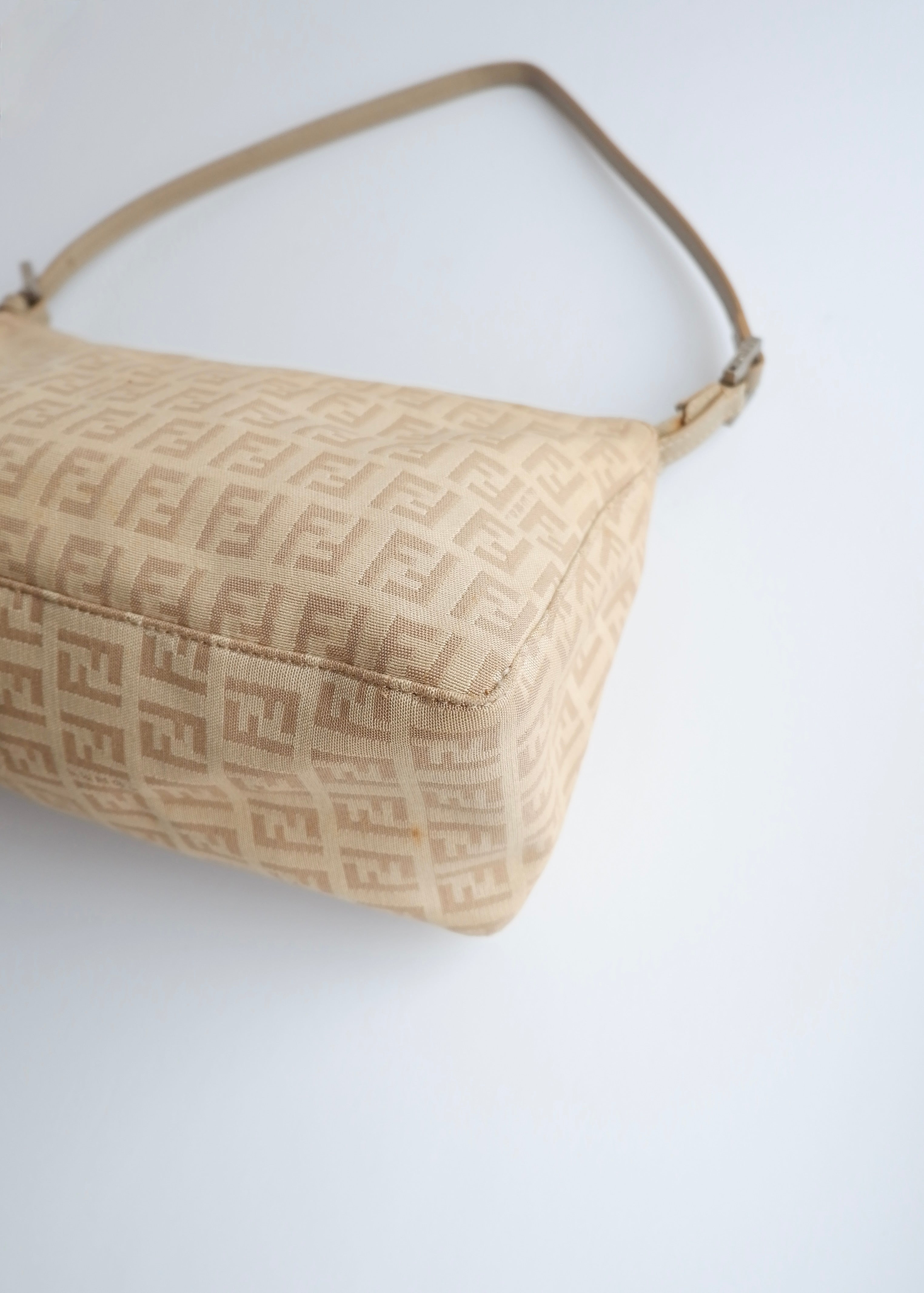 Authentique sac porté épaule Fendi Zucchino Pochette beige d'occasion
