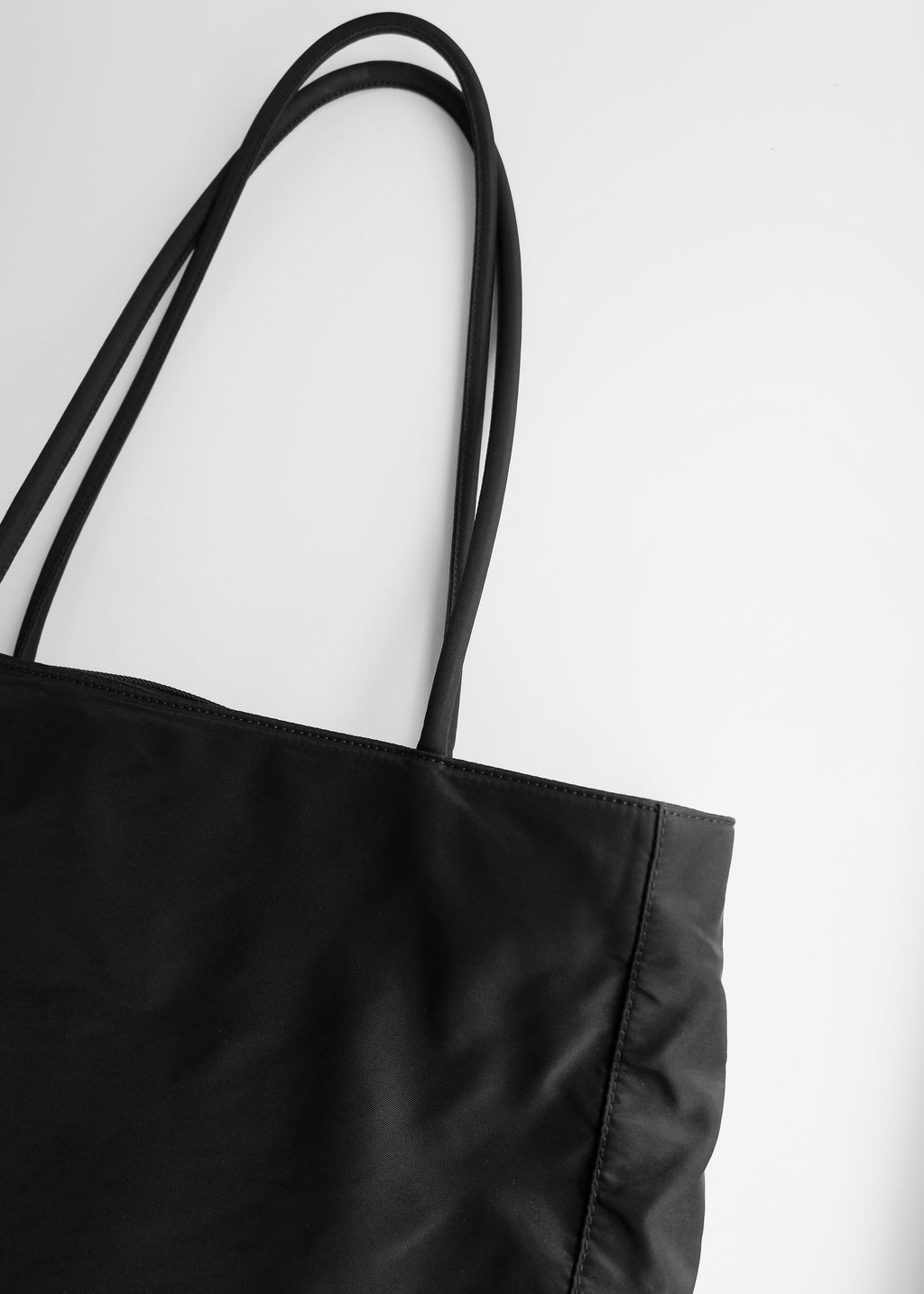 Sac cabas Prada authentique d'occasion en nylon noir à longue bandoulière