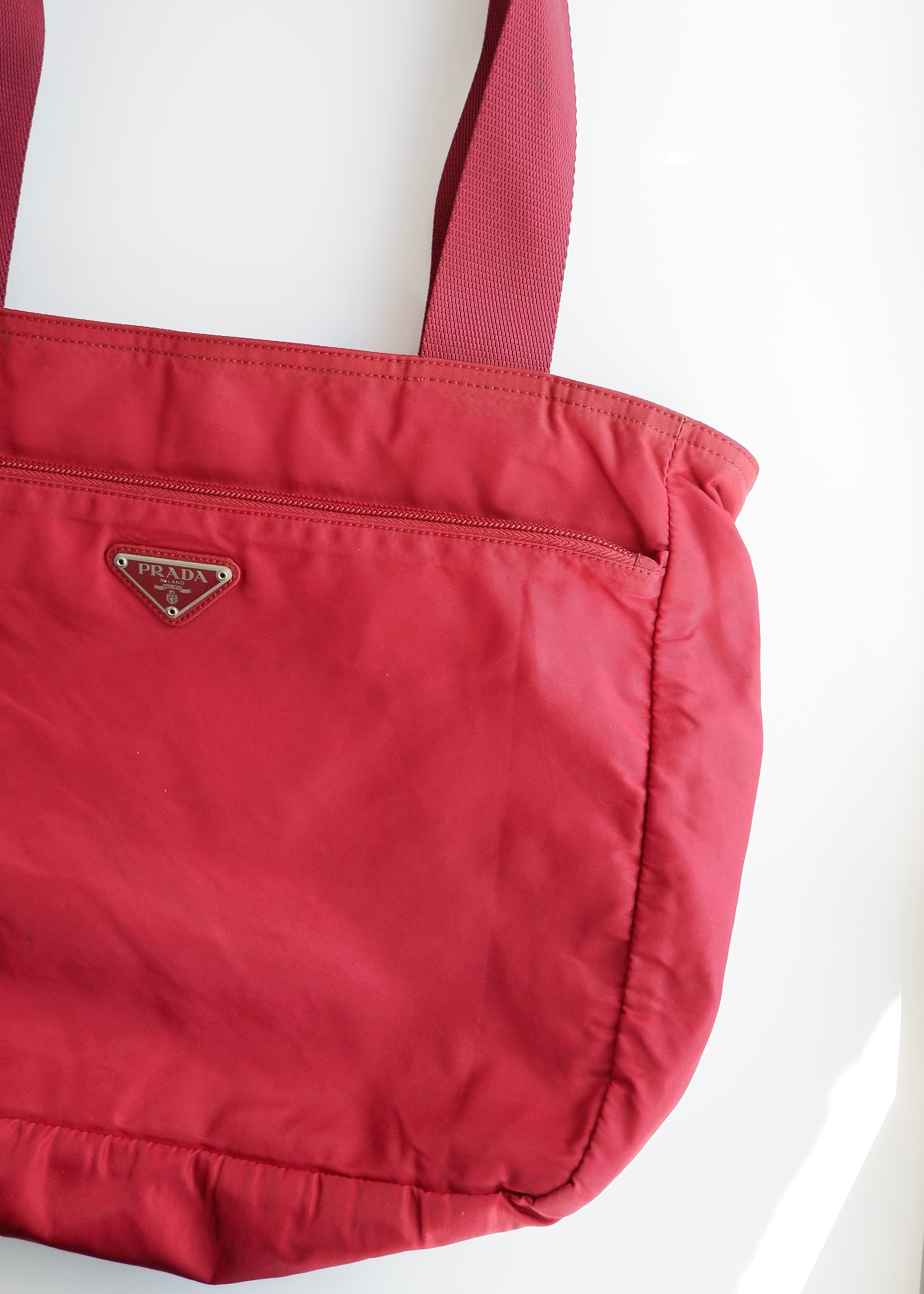 Sac fourre-tout Prada authentique d'occasion en nylon rouge