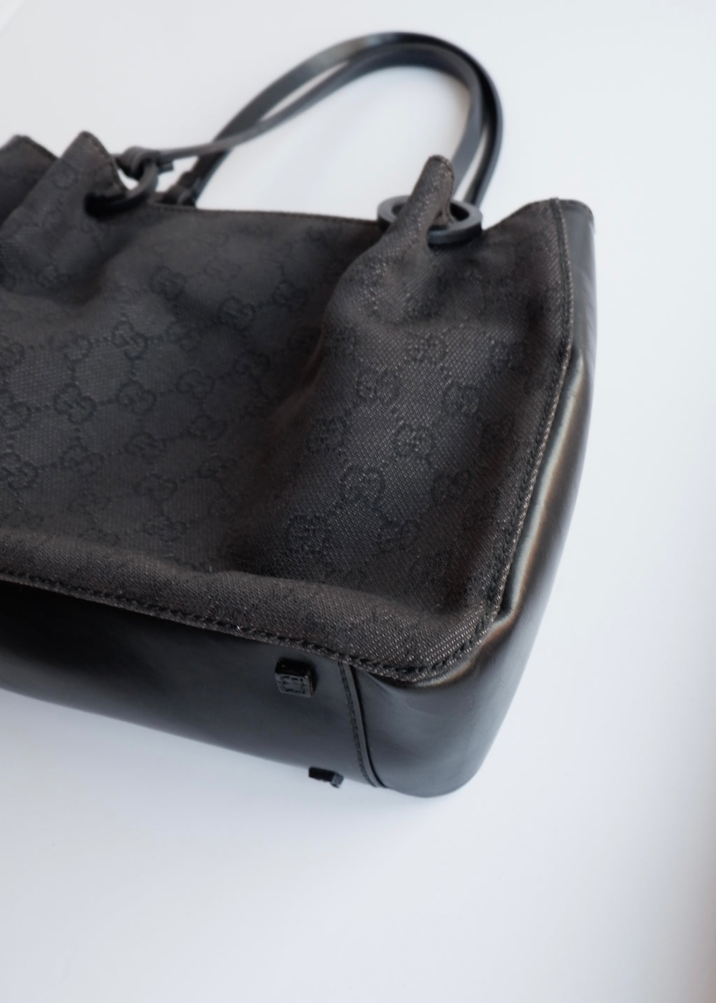 Authentique sac bandoulière Gucci d'occasion en toile GG en jean/cuir noir