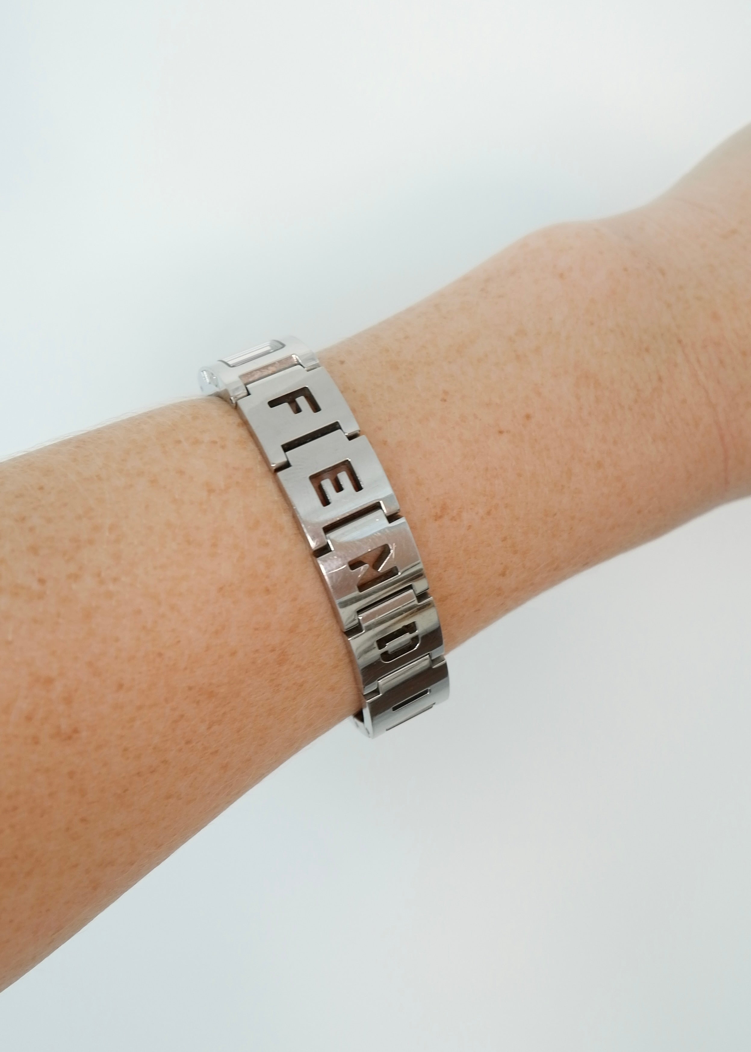 Preowned Fend Silver Stainless Steel FENDI Logo Watch