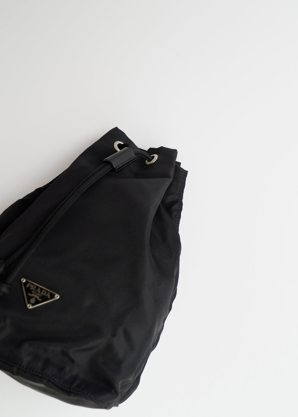 Authentique Pochette Prada en Nylon Noir avec Cordon de Serrage d'occasion