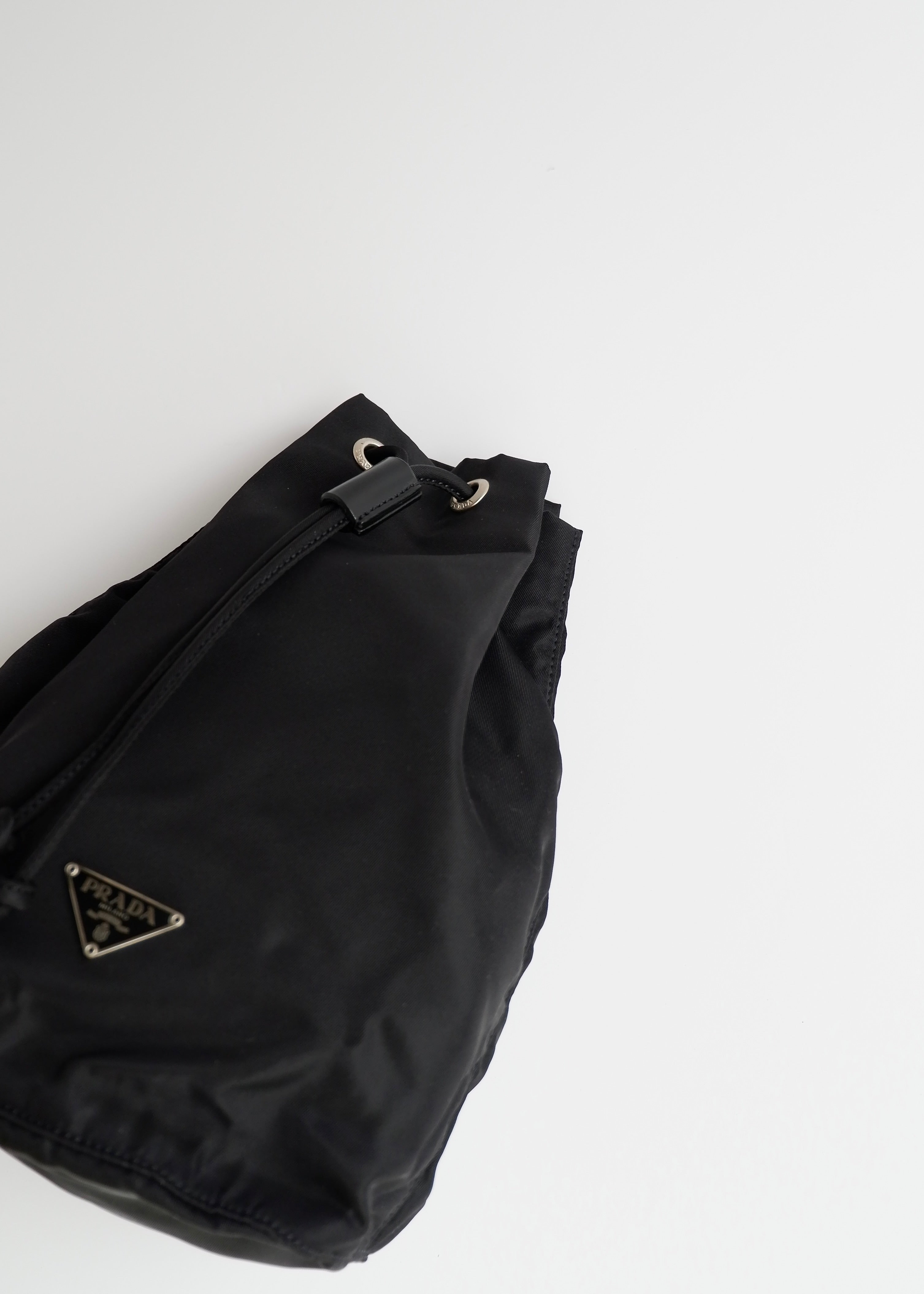 Authentique Pochette Prada en Nylon Noir avec Cordon de Serrage d'occasion