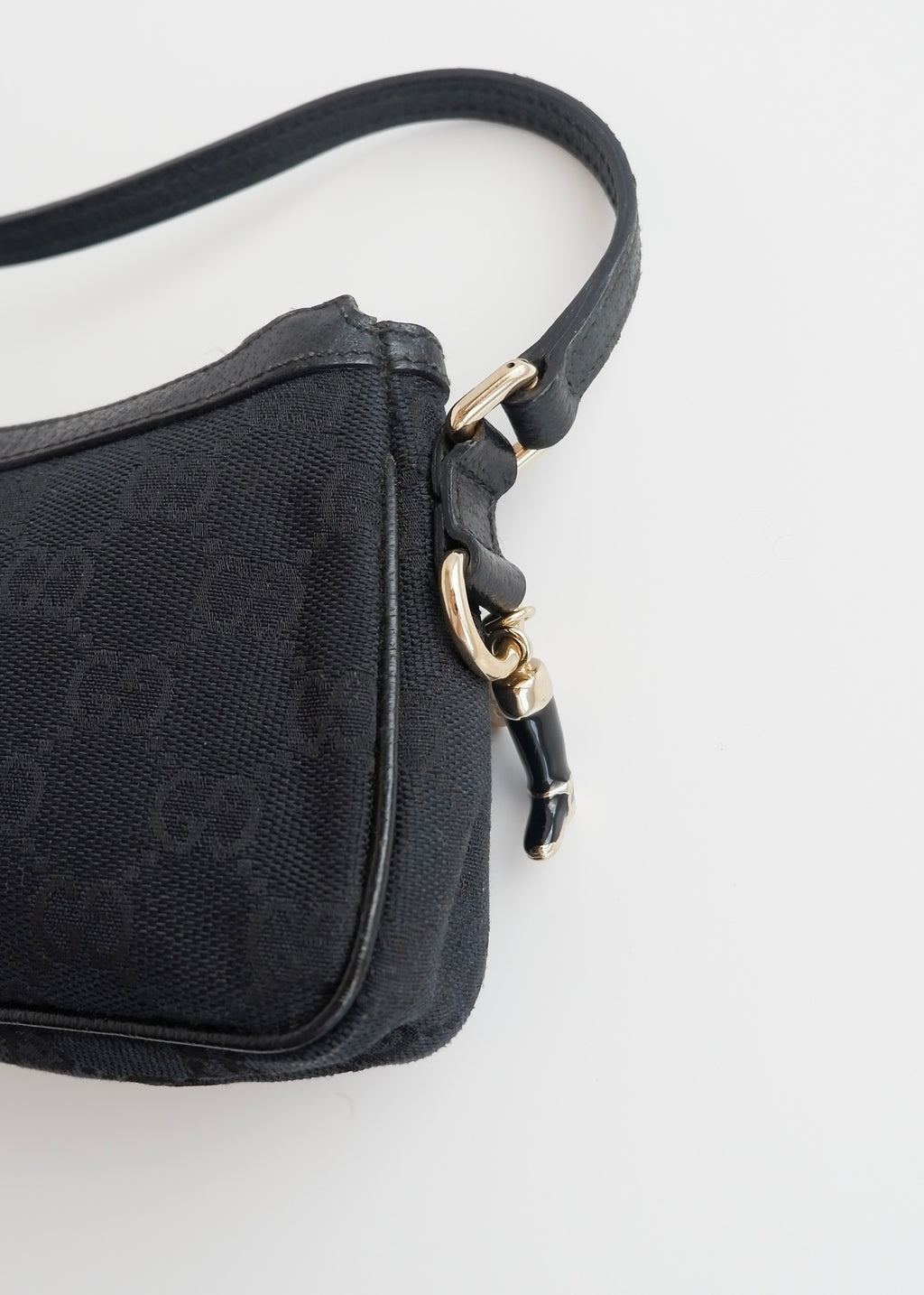 Authentique Sac Micro à Bandoulière Gucci en Toile GG Noire avec Breloque Dorée d'occasion
