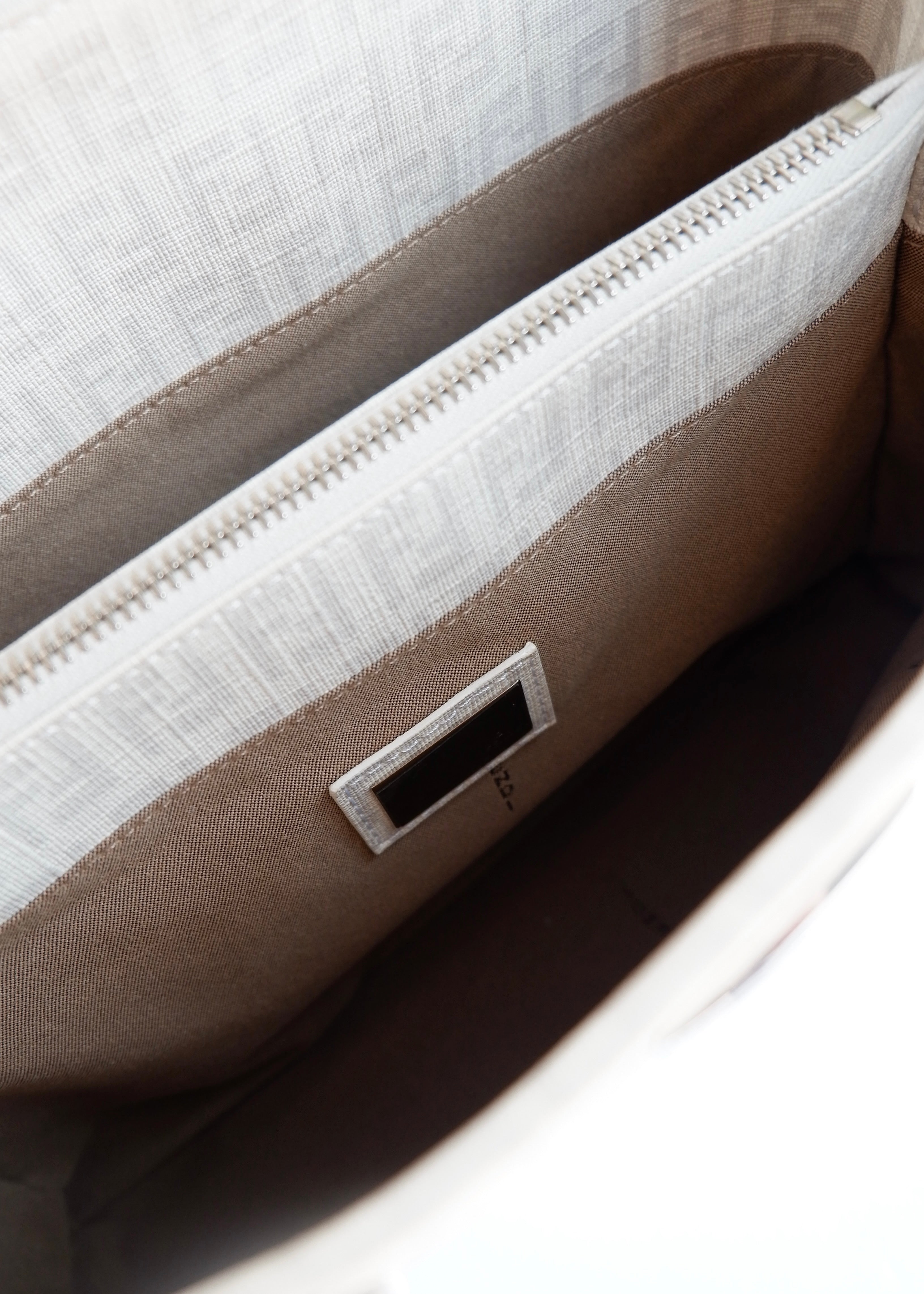 Sac à main Fendi Zucchino blanc d'occasion authentique
