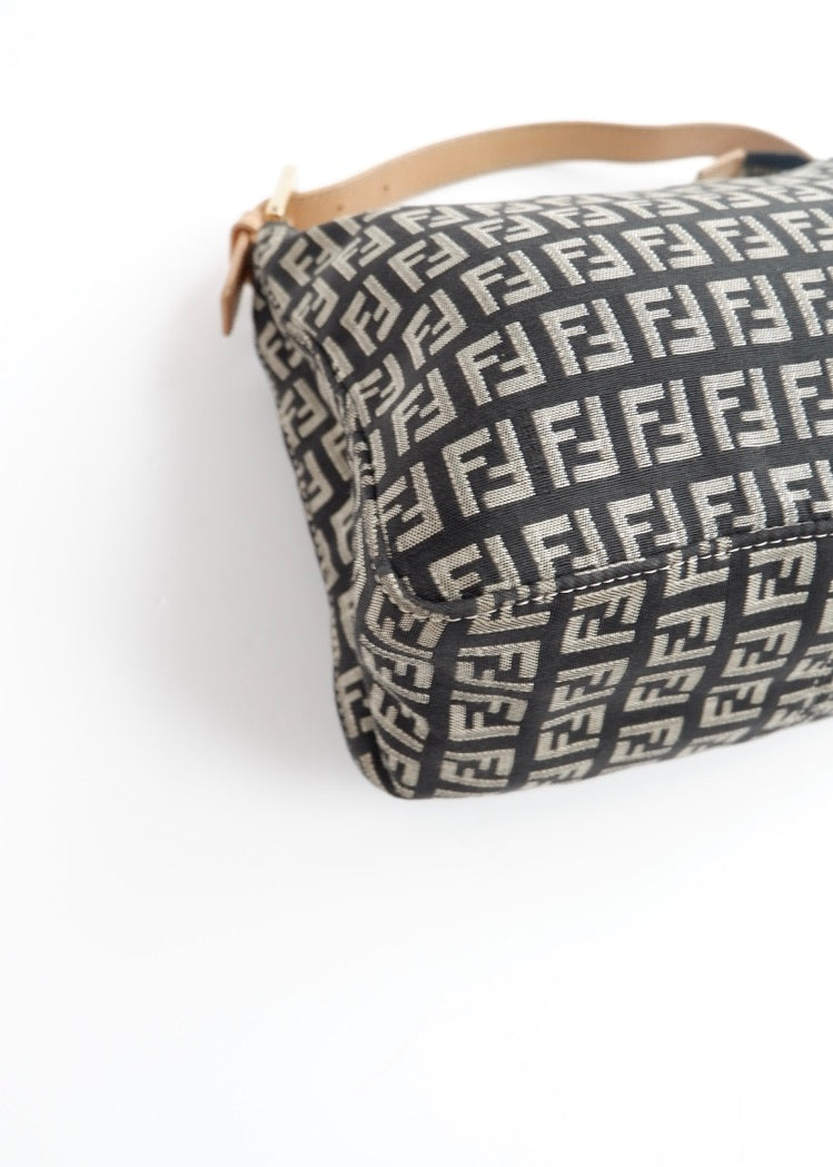 Authentique pochette Fendi d'occasion en toile/cuir Zucchino noire