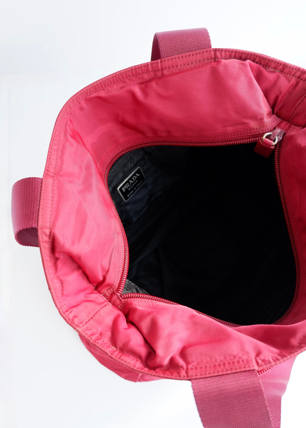 Sac fourre-tout Prada authentique d'occasion en nylon rouge