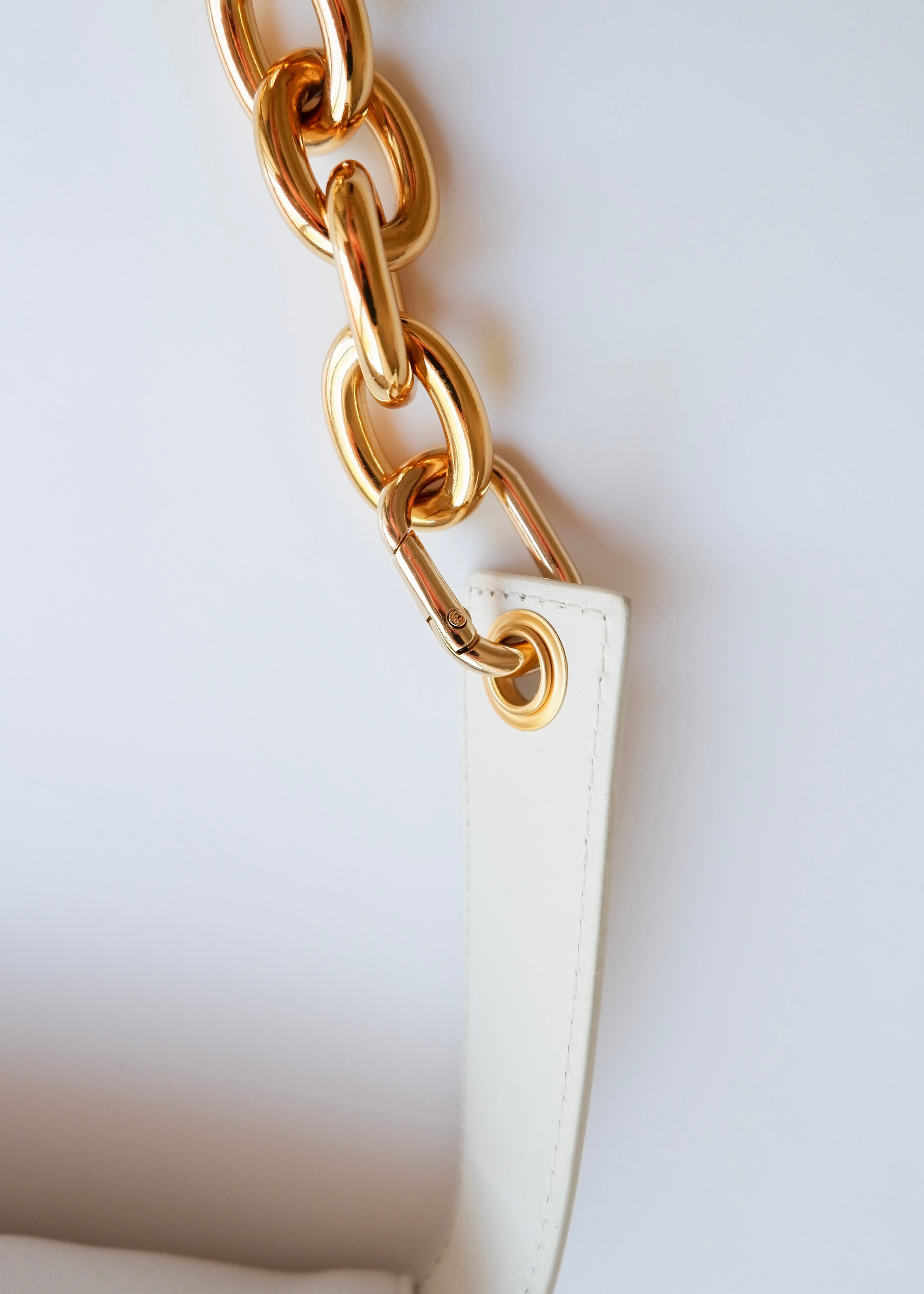 Sac banane Bottega Veneta The Pouch en cuir blanc authentique d'occasion