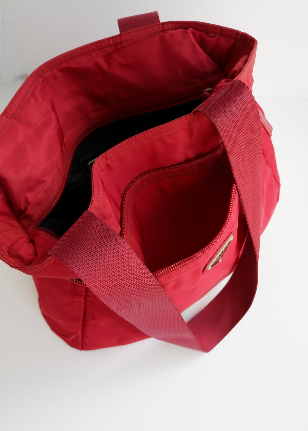 Sac fourre-tout Prada authentique d'occasion en nylon rouge