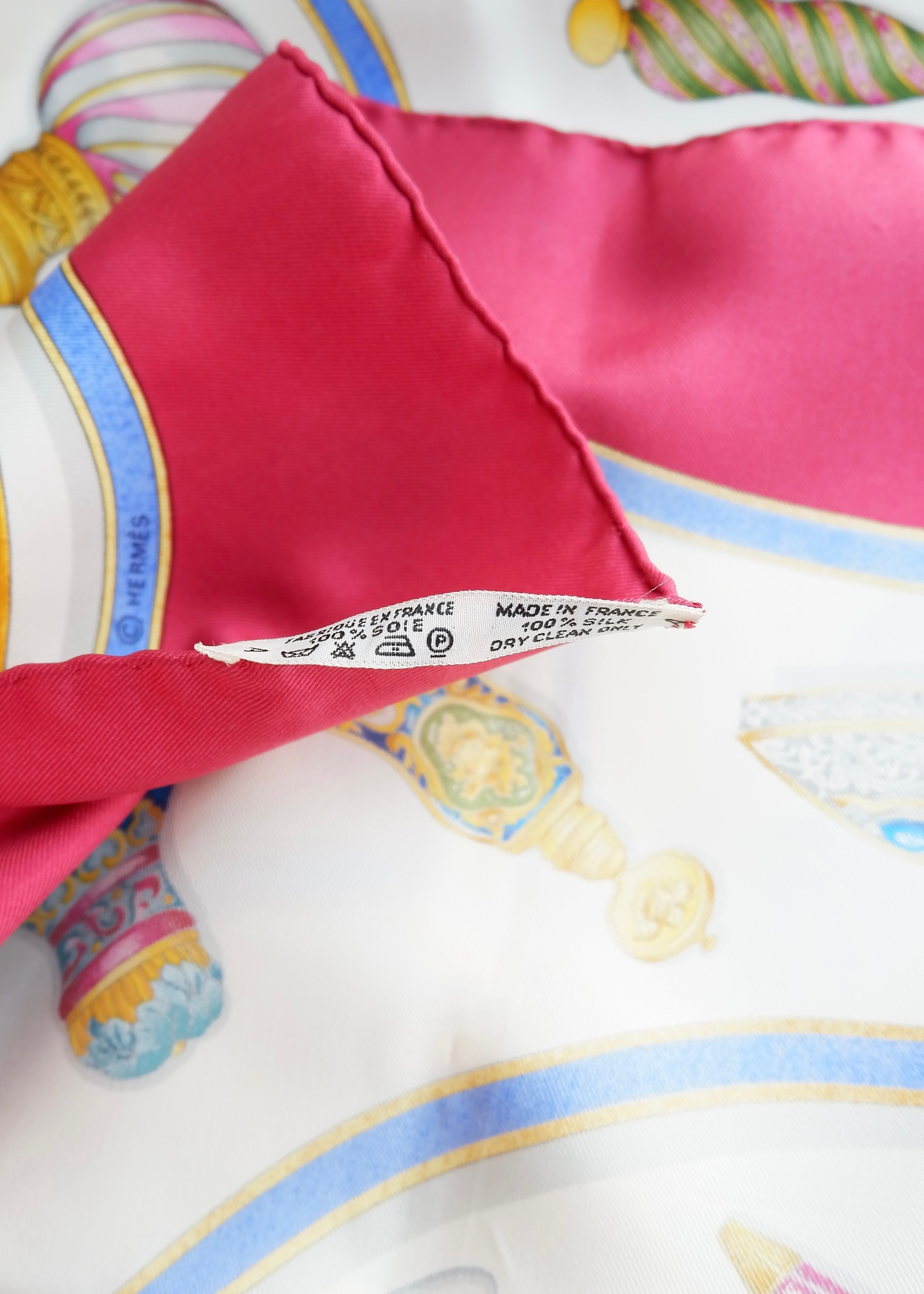 Authentique Foulard en Soie Imprimé Bouteille Antique Hermes d'occasion