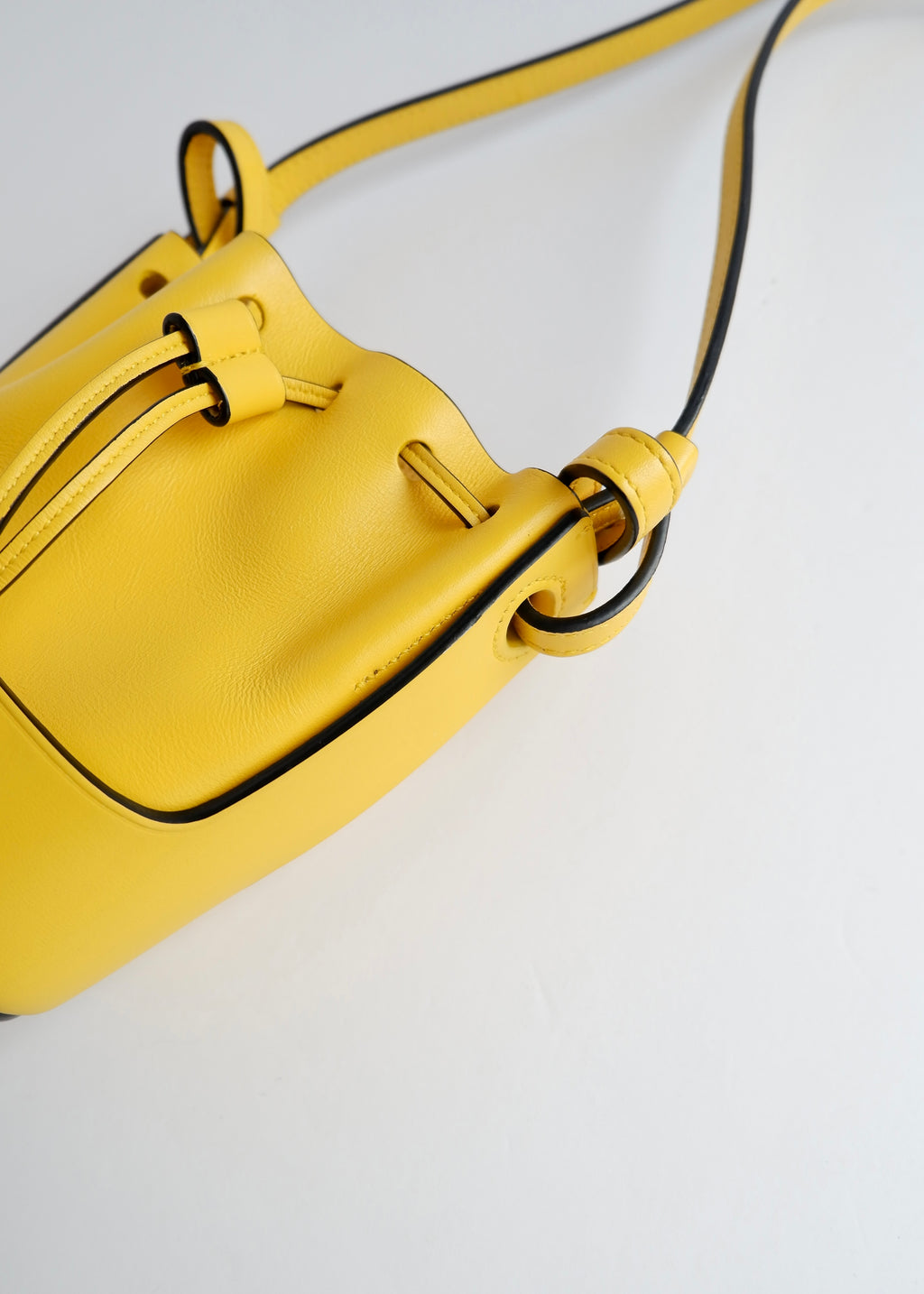 Authentique sac Loewe Balloon Nano en cuir jaune d'occasion