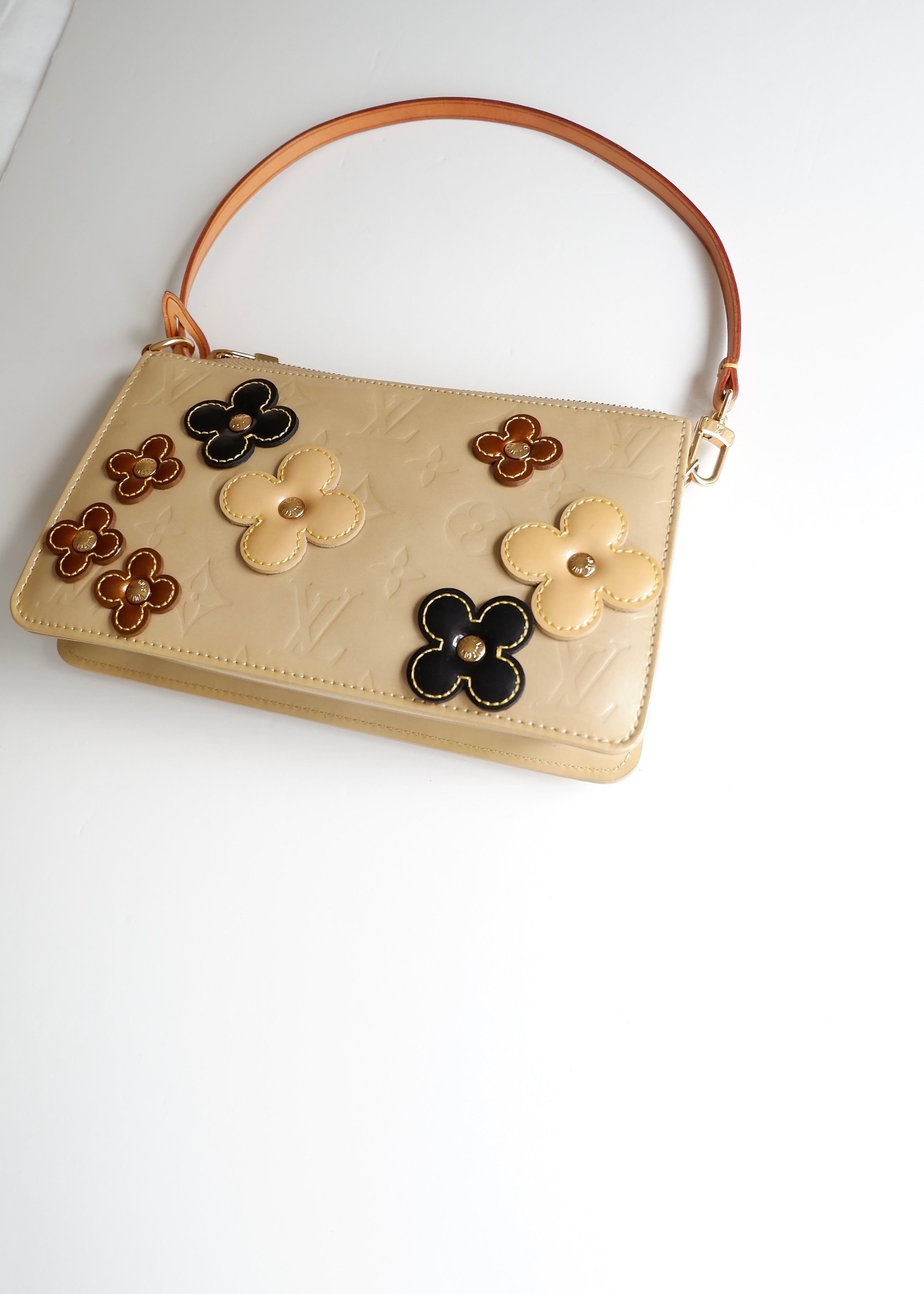Authentique Pochette Louis Vuitton Lexington en Cuir Verni Beige Floral d'occasion