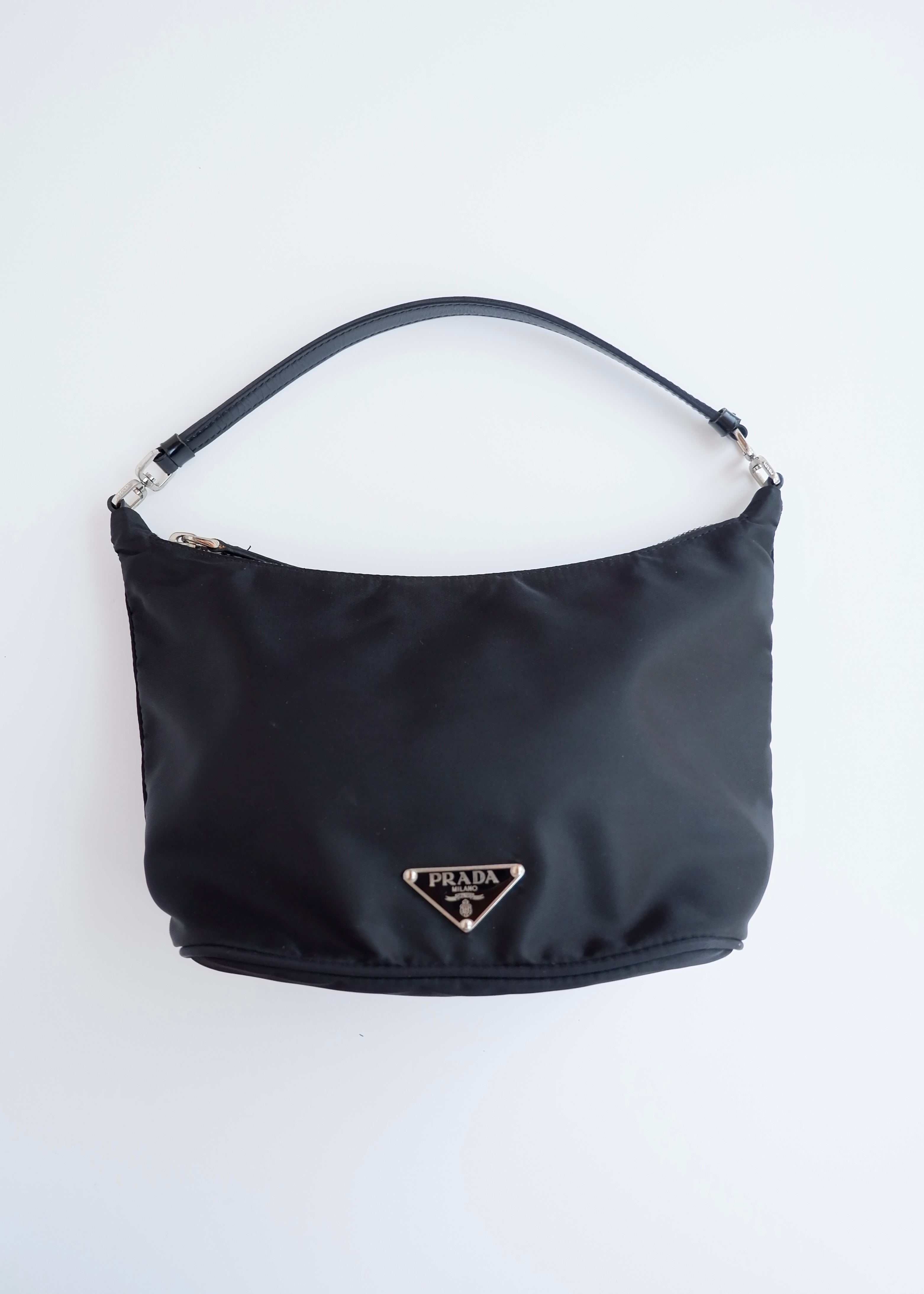 Sac à bandoulière micro Prada noir en nylon d'occasion authentique avec pochette