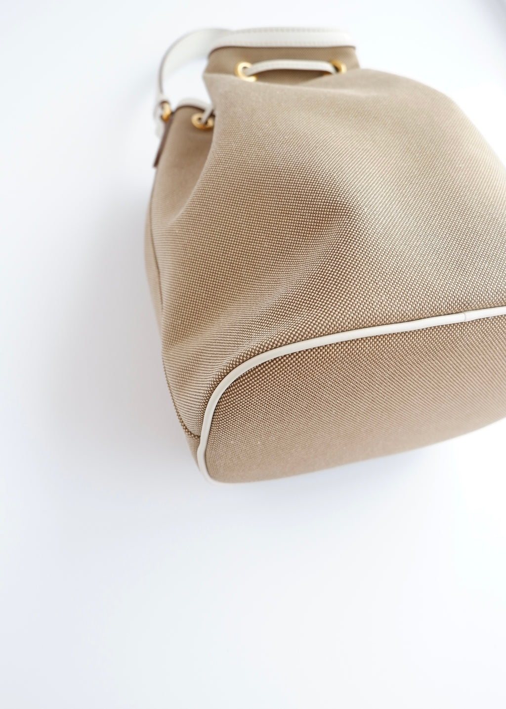 Sac seau à cordon Prada d'occasion authentique en toile beige