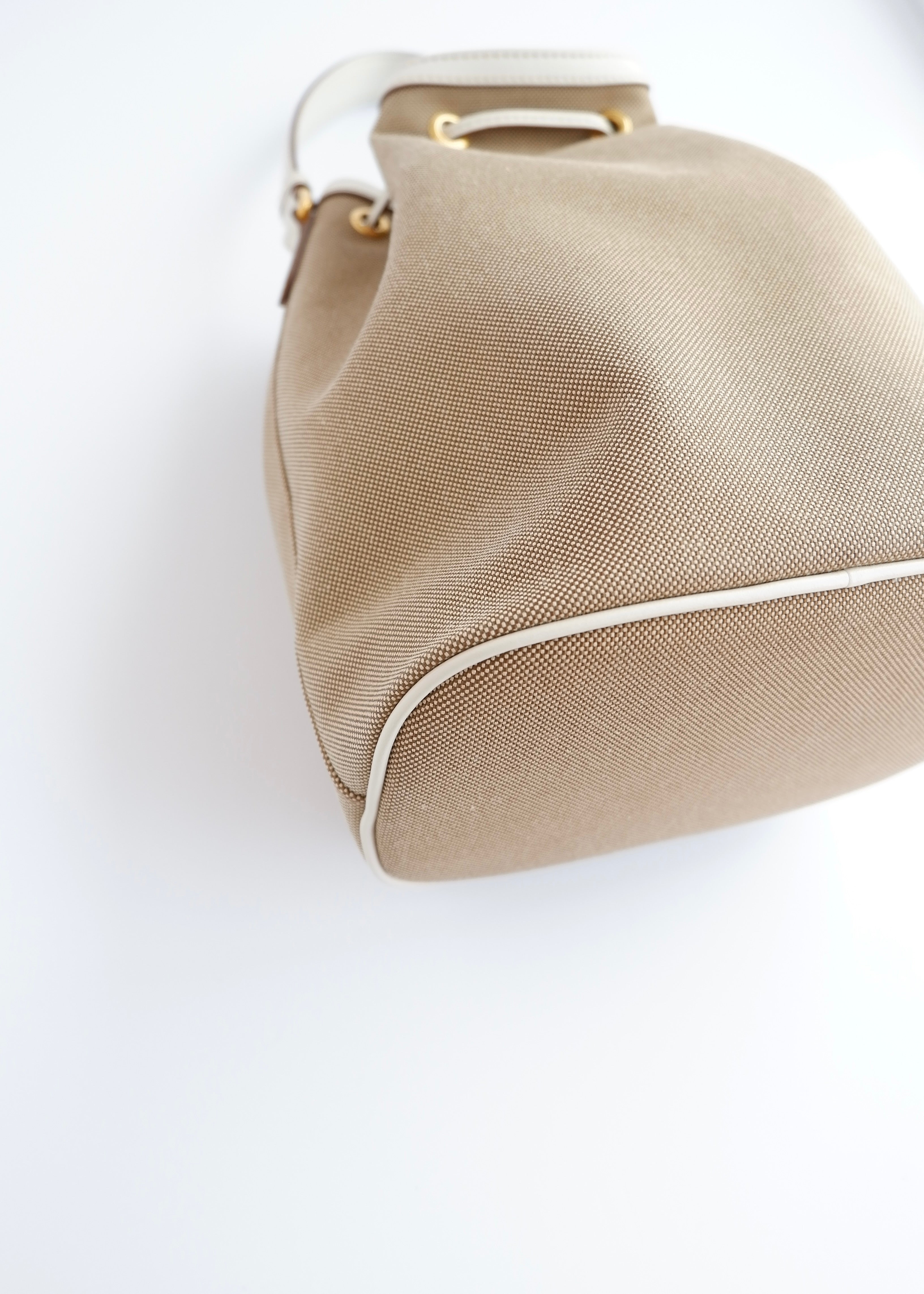 Sac seau à cordon Prada d'occasion authentique en toile beige