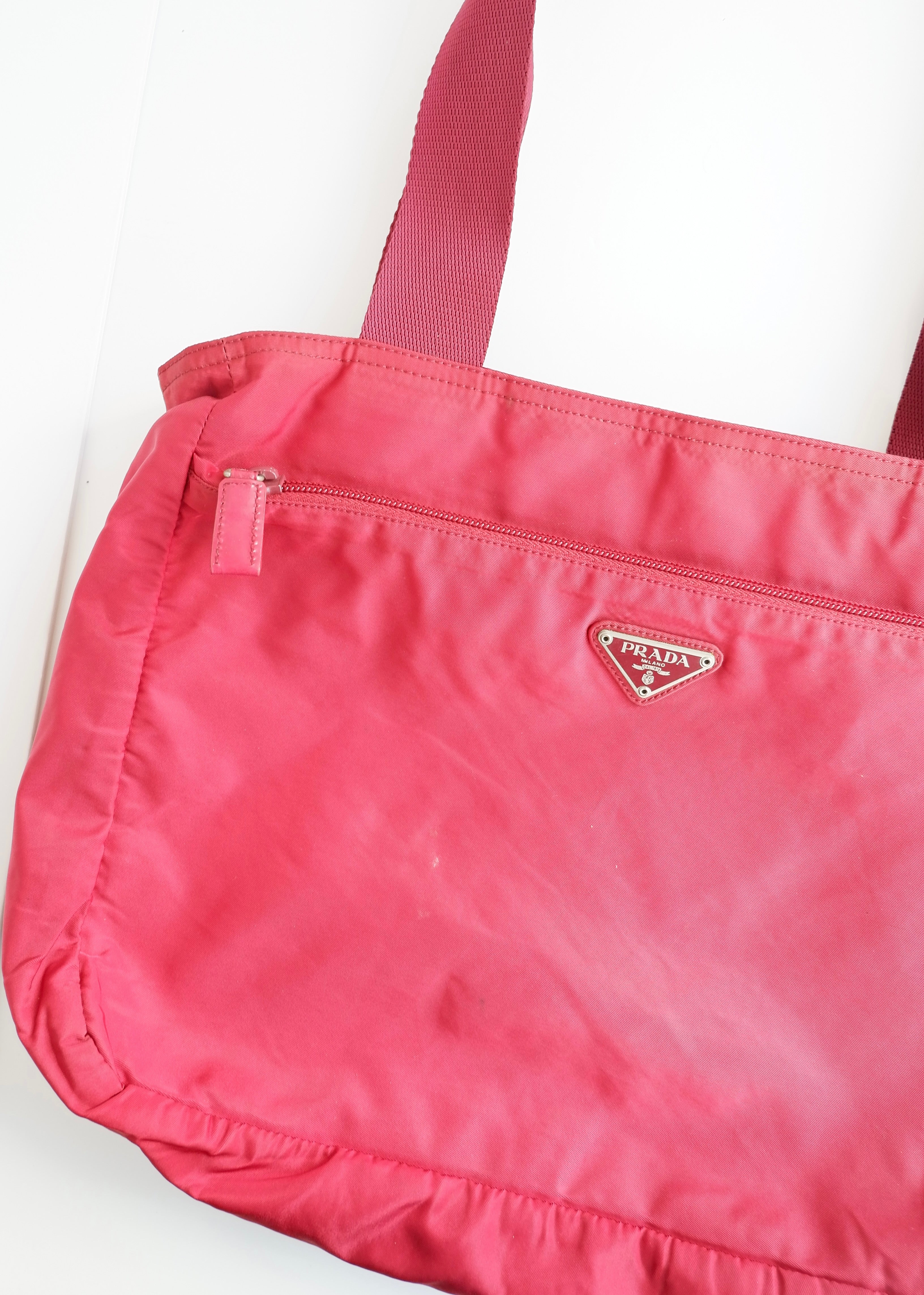 Sac fourre-tout Prada authentique d'occasion en nylon rouge