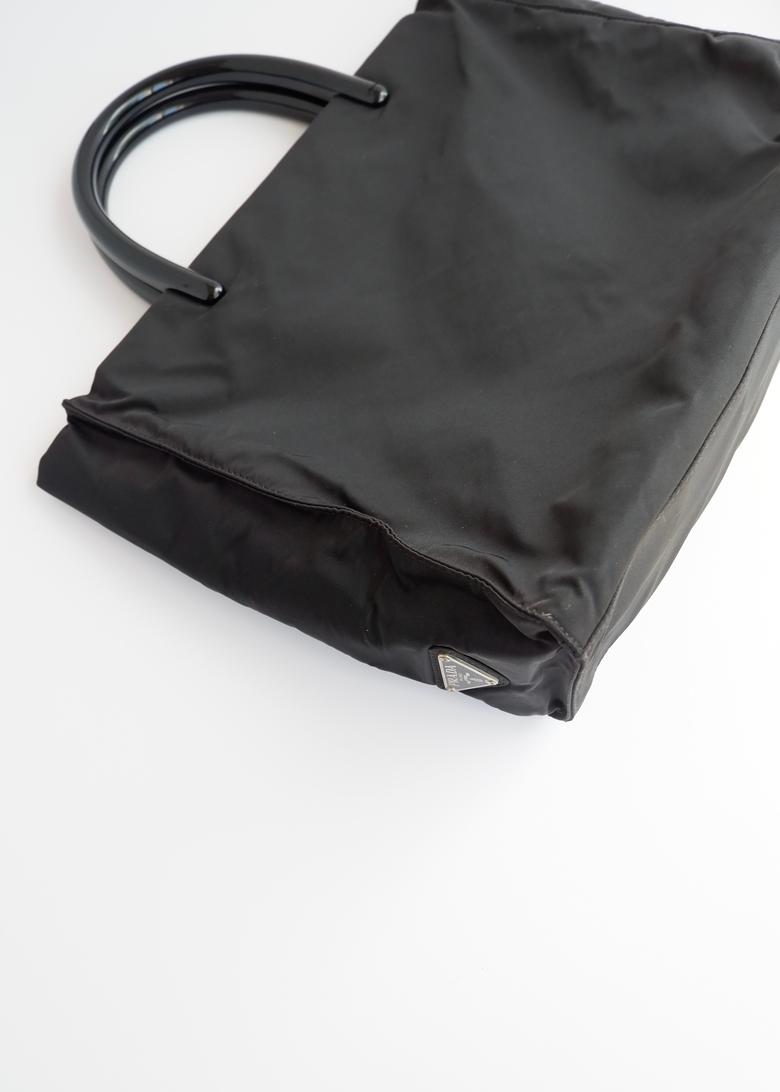 Sac à main Prada d'occasion authentique en nylon noir avec anse en acétate