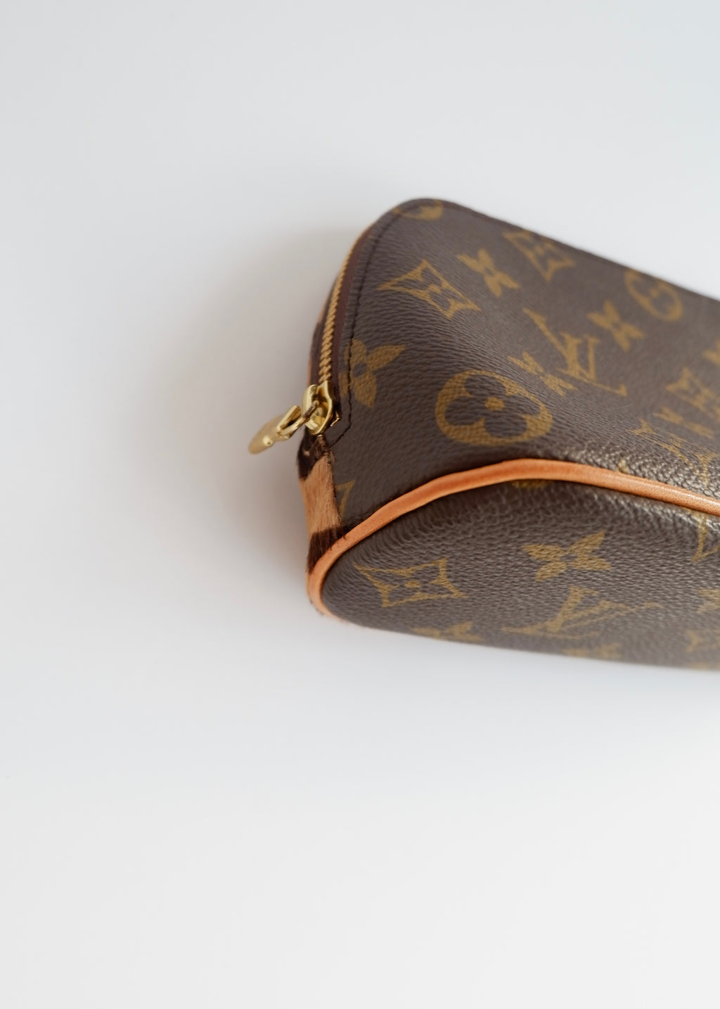 Trousse de toilette Louis Vuitton x ALAÏA authentique d'occasion, toile Monogram/crin de poney imprimé animal