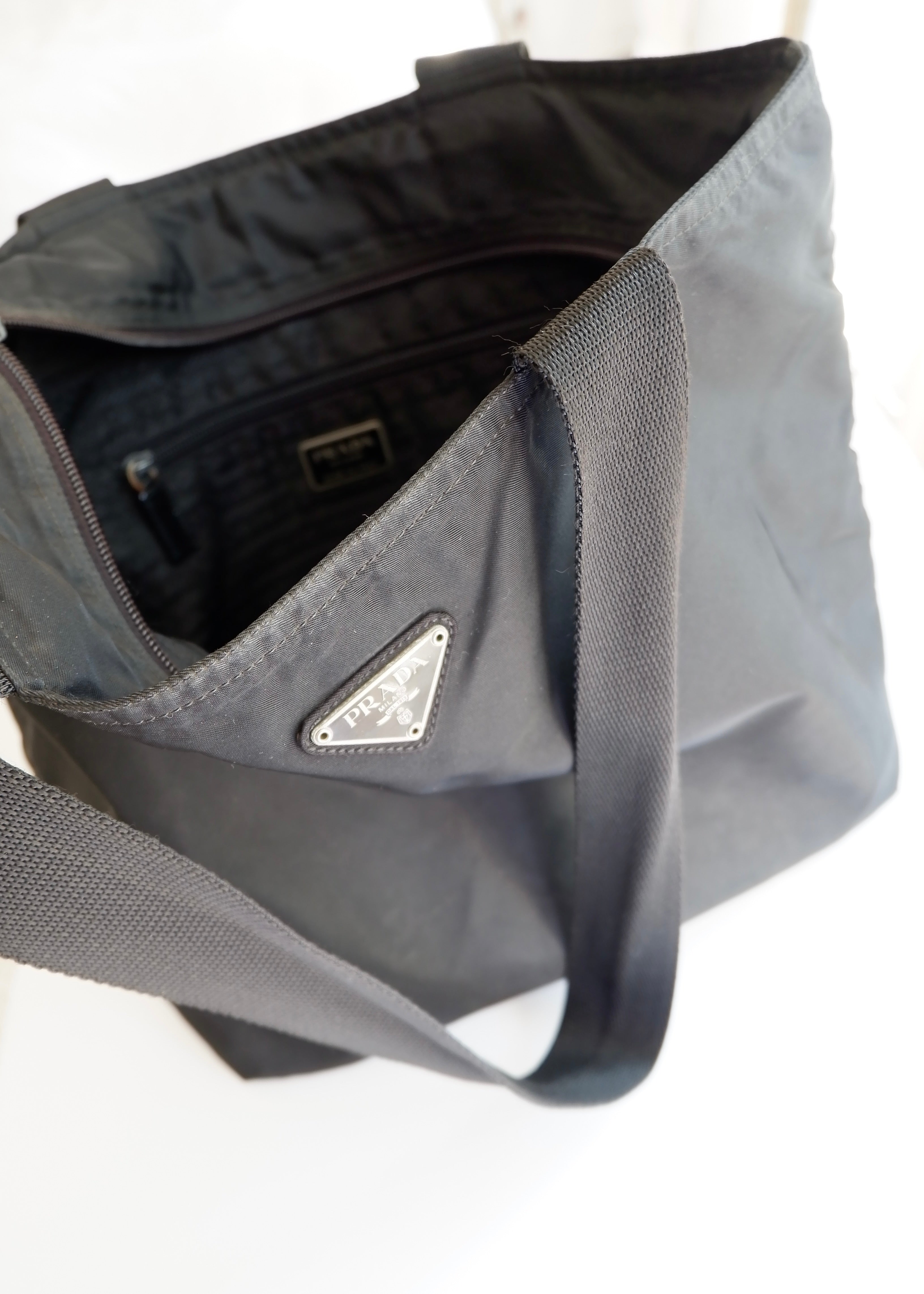 Sac cabas Prada authentique d'occasion en nylon noir à longue bandoulière