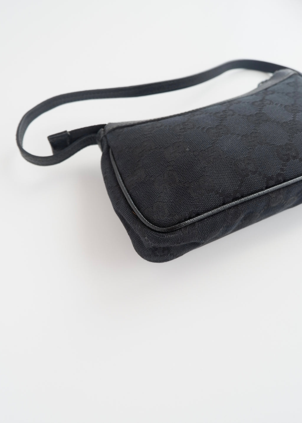 Authentique Sac Micro à Bandoulière Gucci en Toile GG Noire avec Breloque Dorée d'occasion