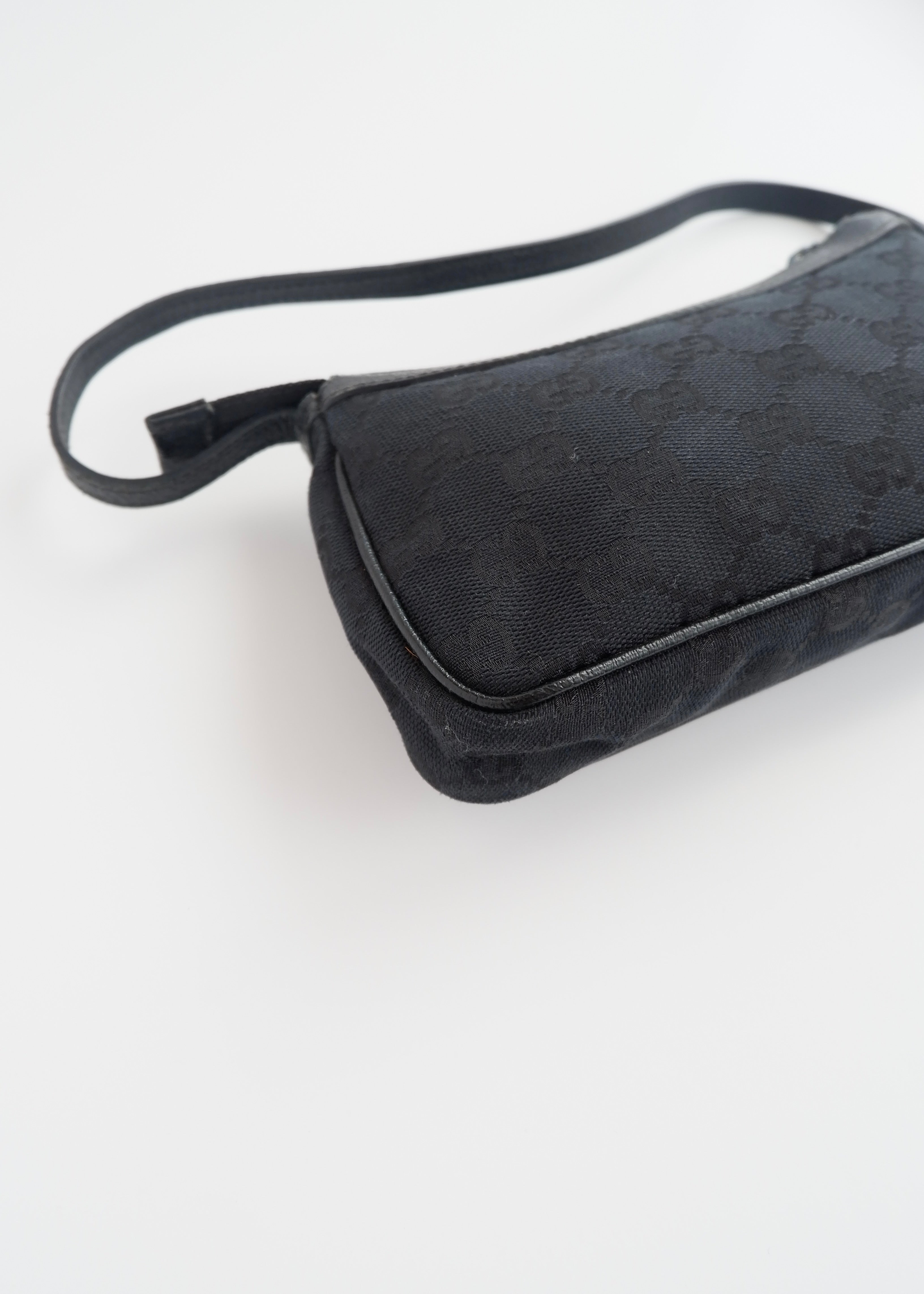 Authentique Sac Micro à Bandoulière Gucci en Toile GG Noire avec Breloque Dorée d'occasion