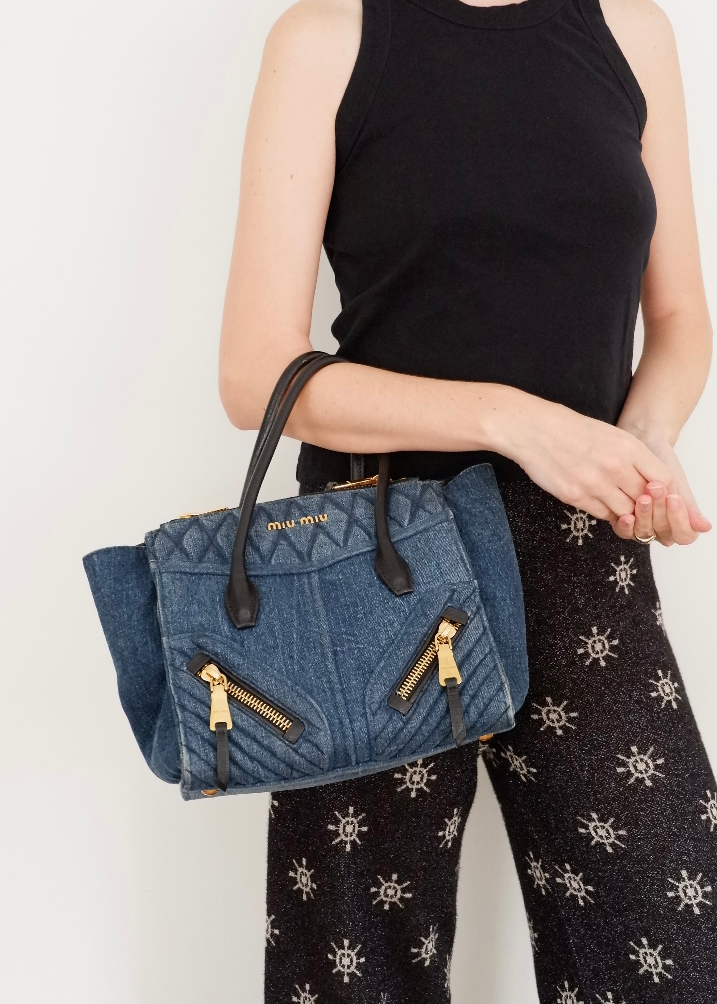 Sac Miu Miu authentique d'occasion en jean à poignée et à deux voies