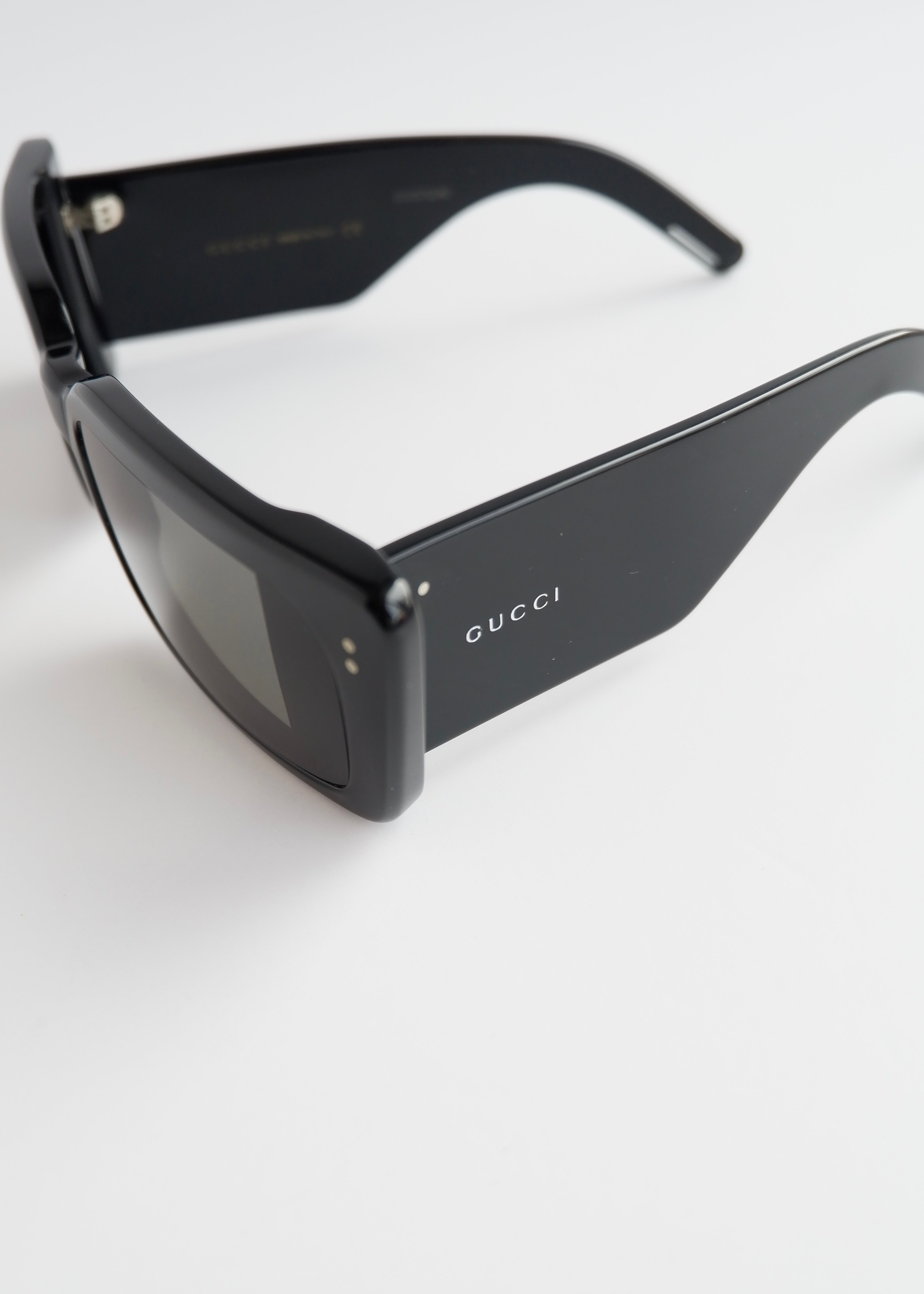 Authentiques lunettes de soleil Gucci d'occasion à monture rectangulaire noire