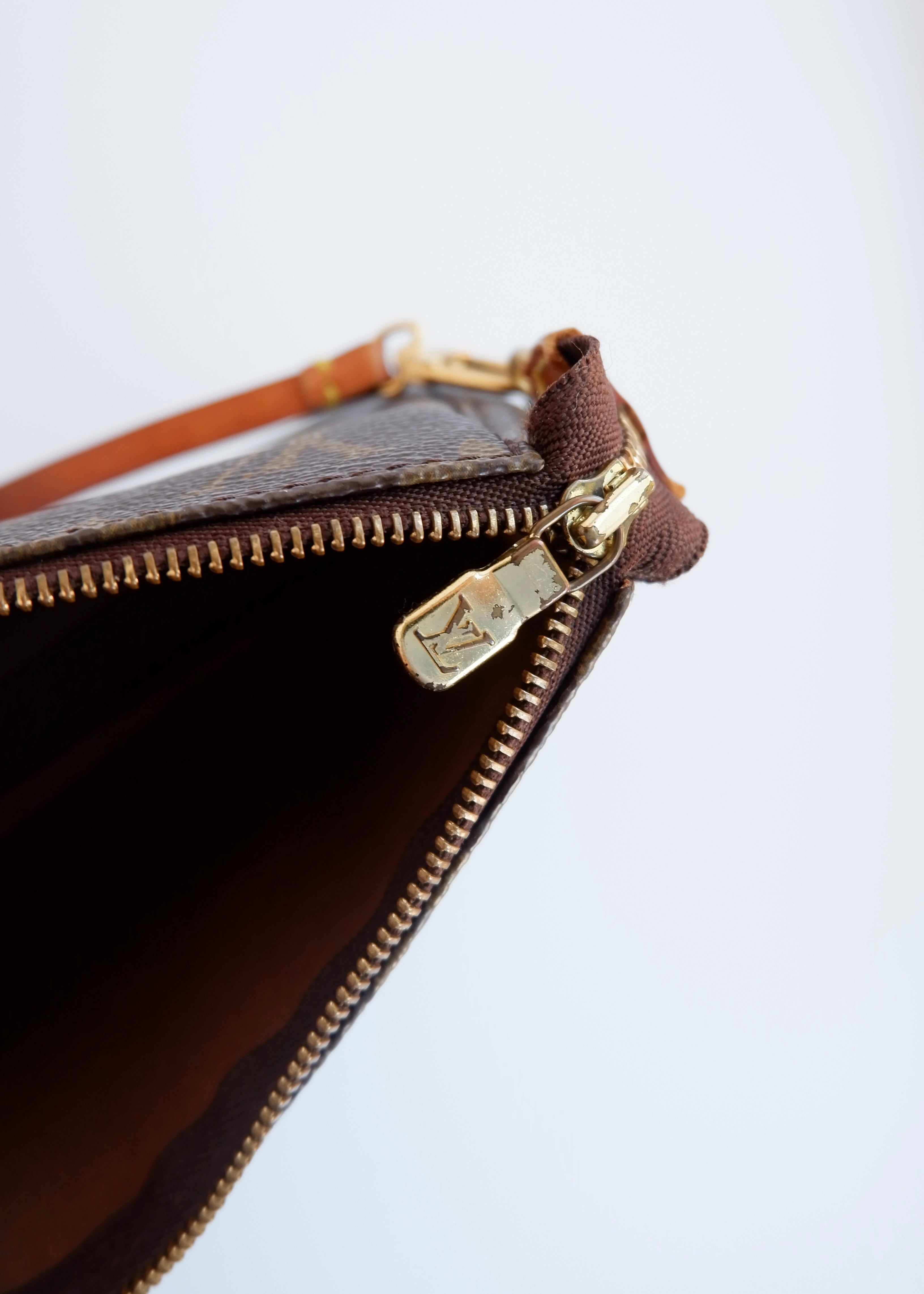 Authentique sac Louis Vuitton Pochette Accessoires monogrammé d'occasion (avec bandoulière)