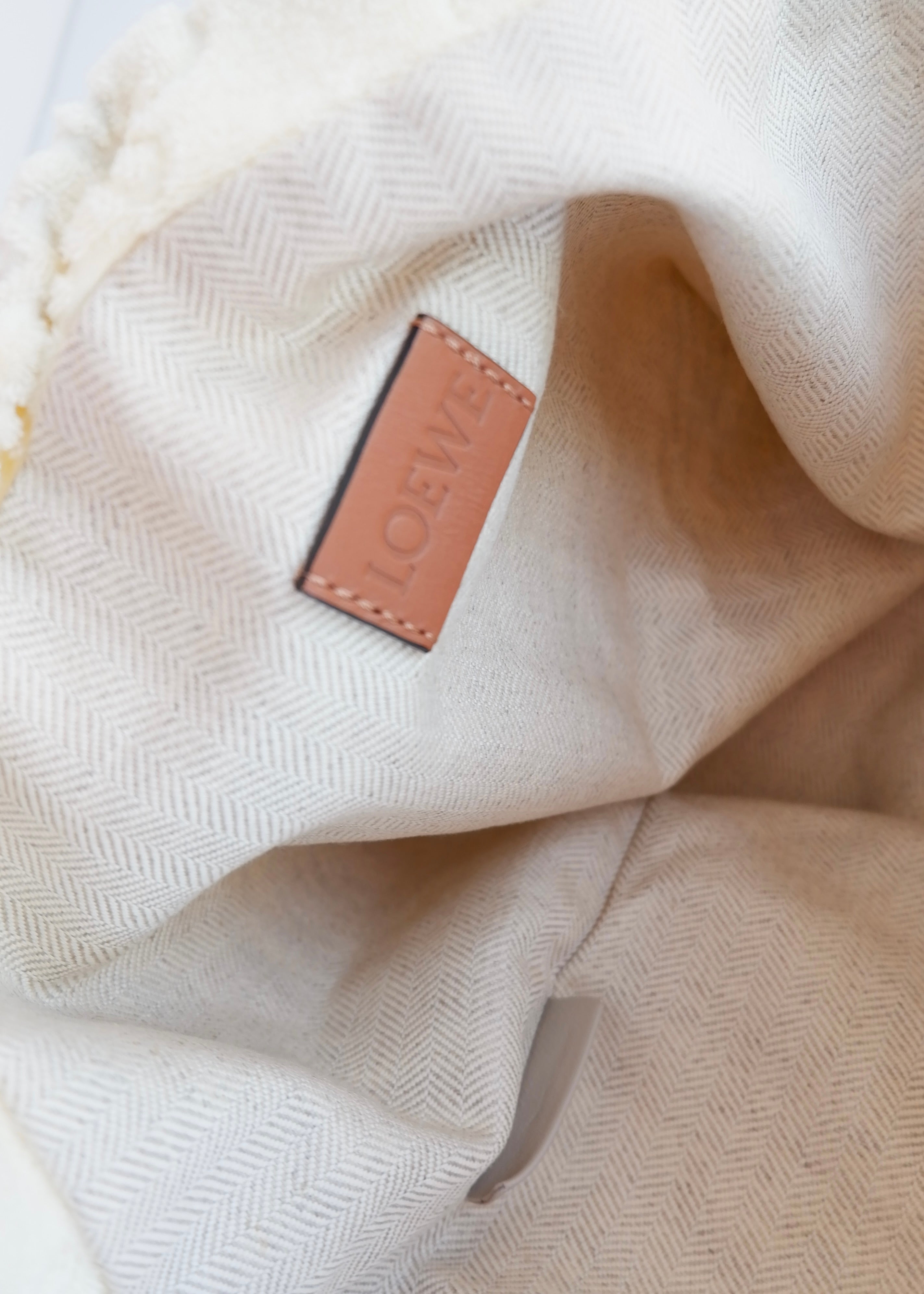 Pochette Loewe x Paula's Ibiza en tissu éponge crème, authentique et d'occasion