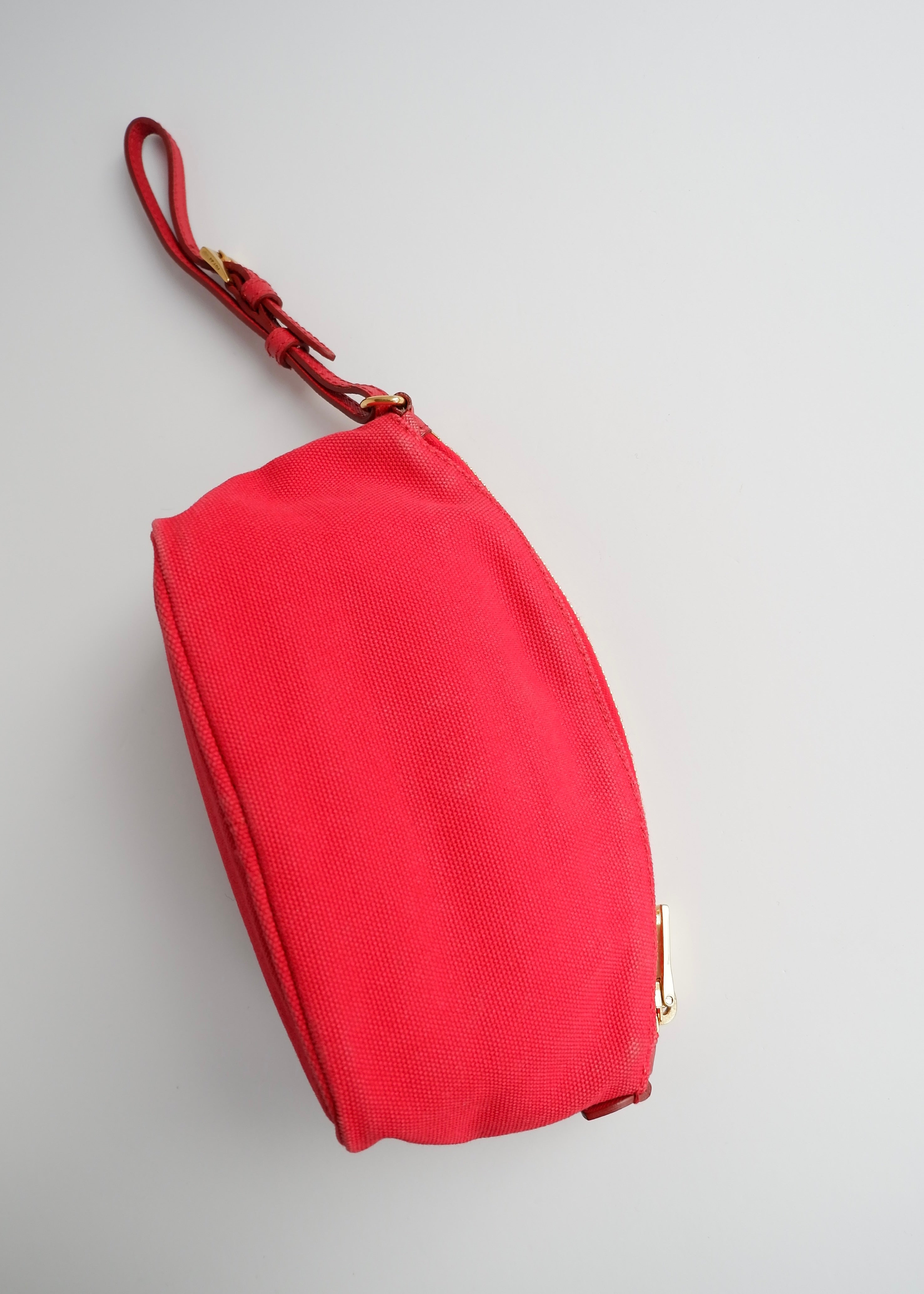 Pochette Prada en toile rouge authentique d'occasion