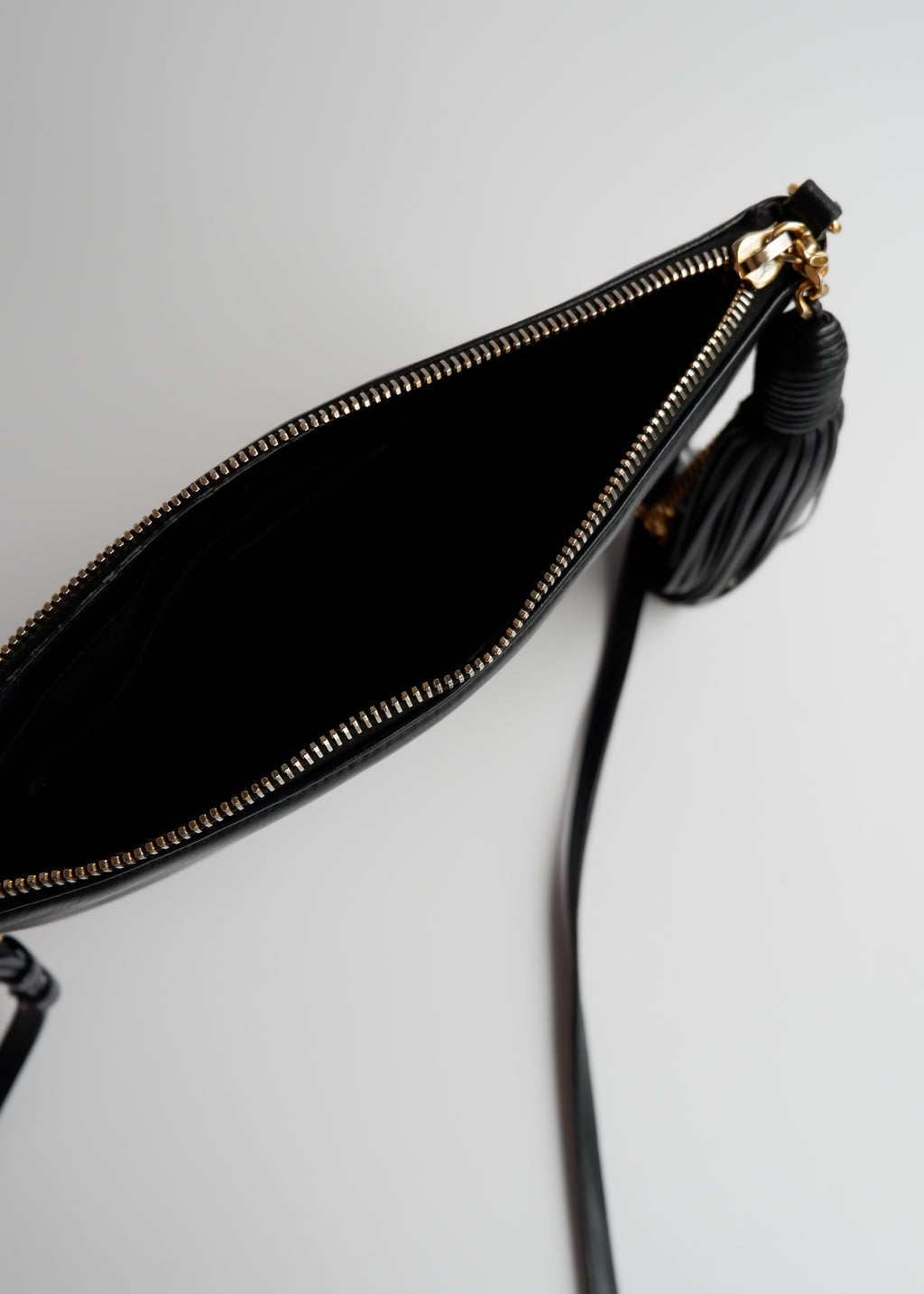Authentique Sac bandoulière Saint Laurent YSL Monogramme Adolescent en cuir noir d'occasion