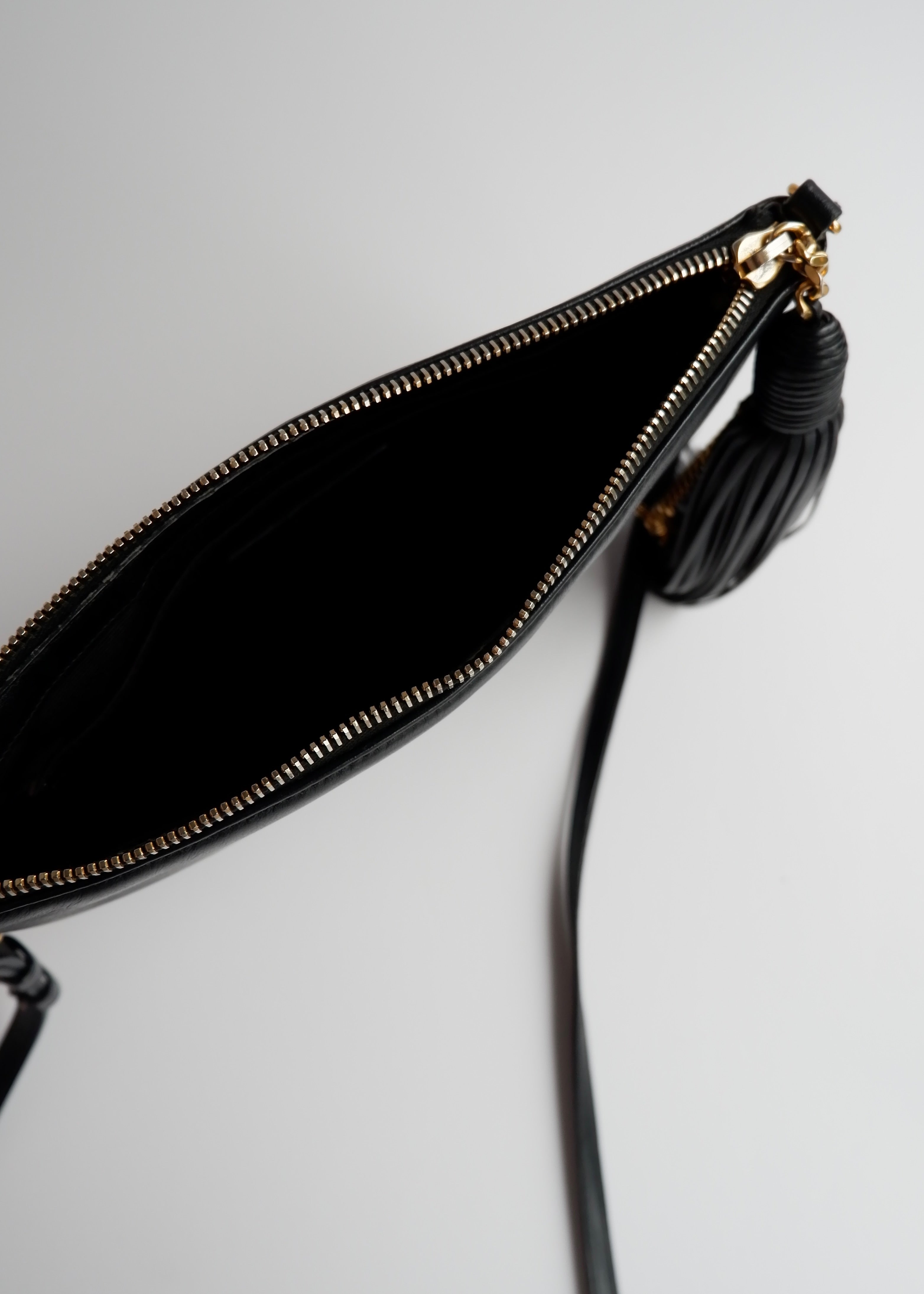 Authentique Sac bandoulière Saint Laurent YSL Monogramme Adolescent en cuir noir d'occasion